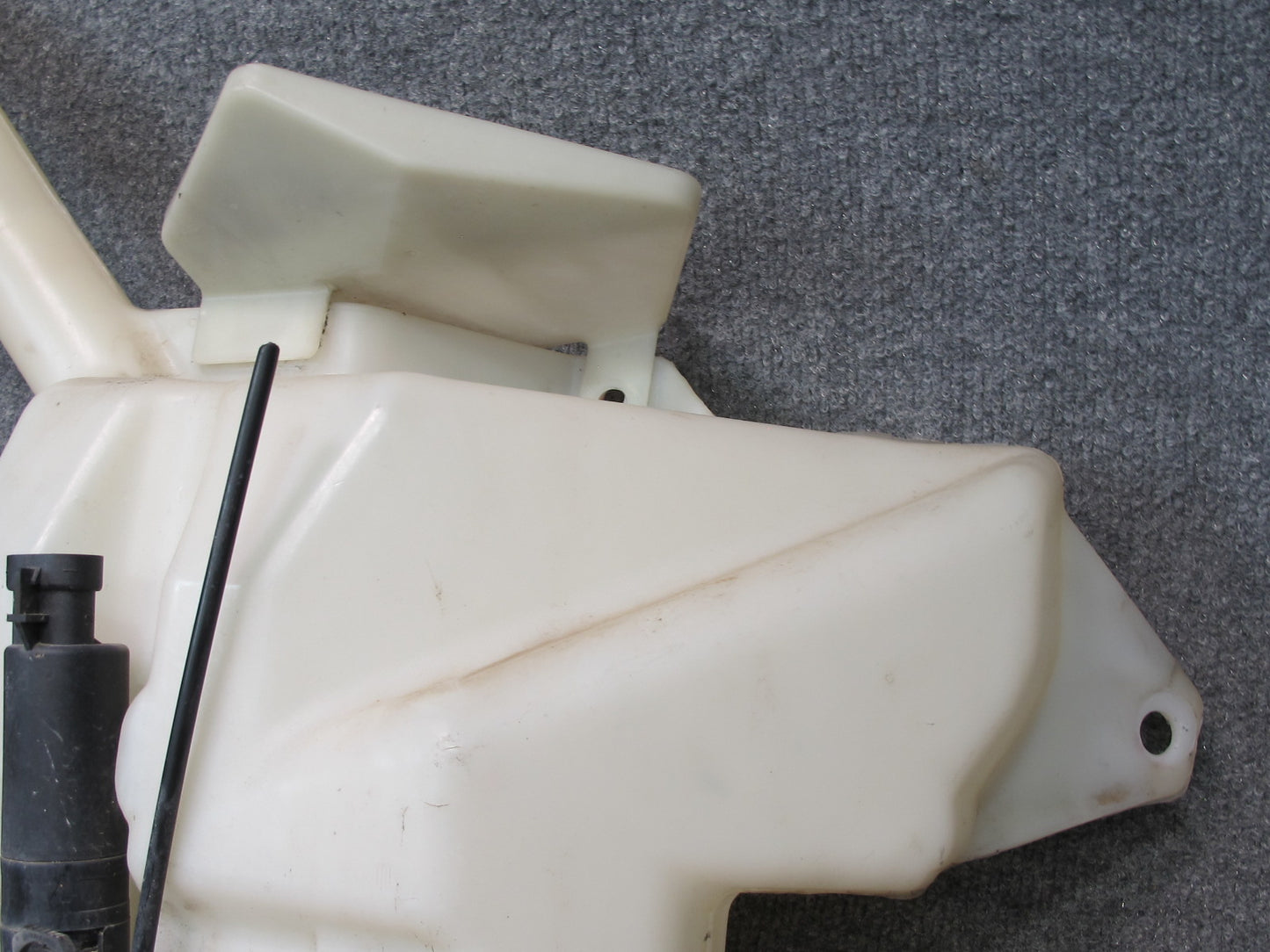 2004-2009 Cadillac XLR Windshield Washer Reservoir Bottle Tank 10339236