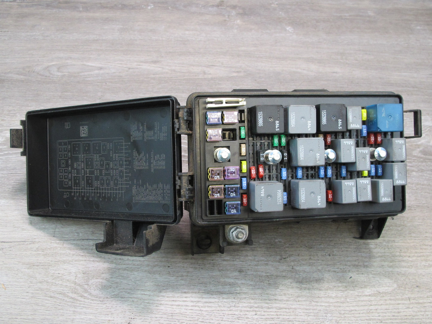 2004-2008 Cadillac XLR Under Hood Relay Fuse Box Unit Assembly