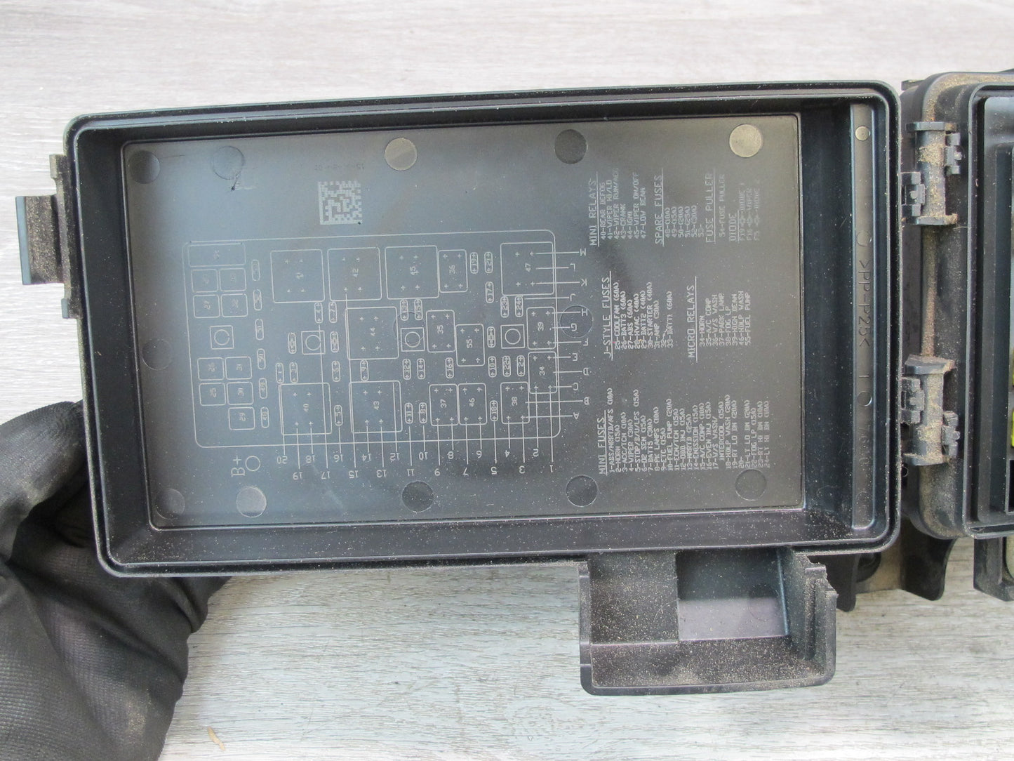 2004-2008 Cadillac XLR Under Hood Relay Fuse Box Unit Assembly