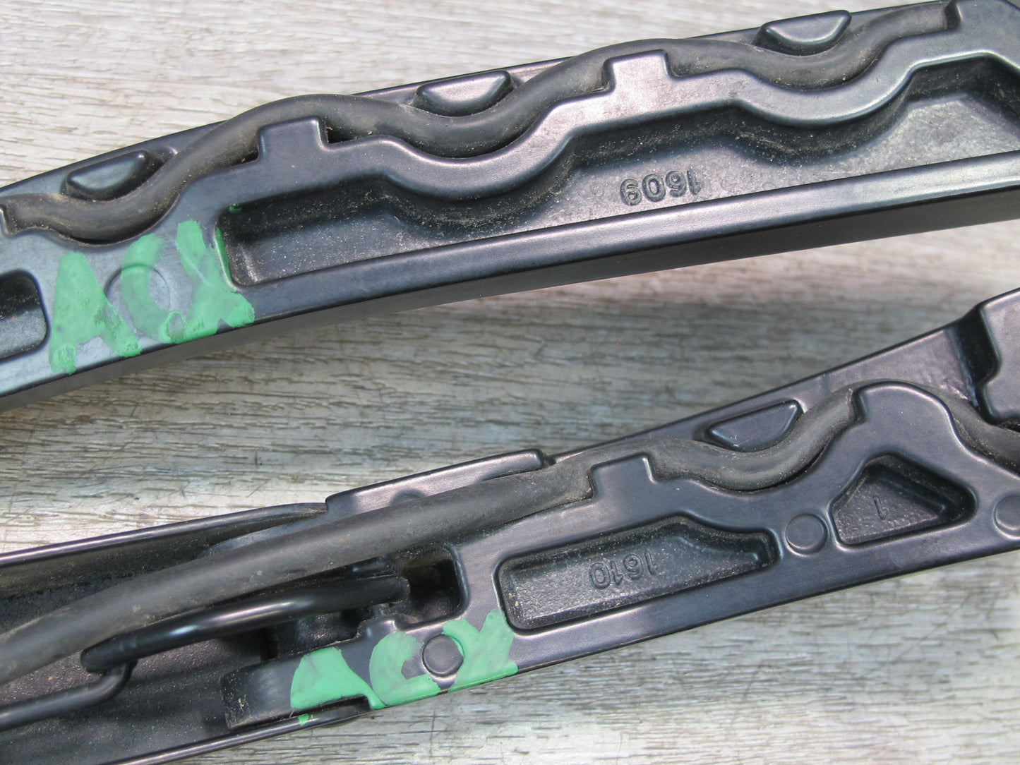2004-2009 Cadillac XLR Front Left & Right Windshield Wiper Arm Set of 2