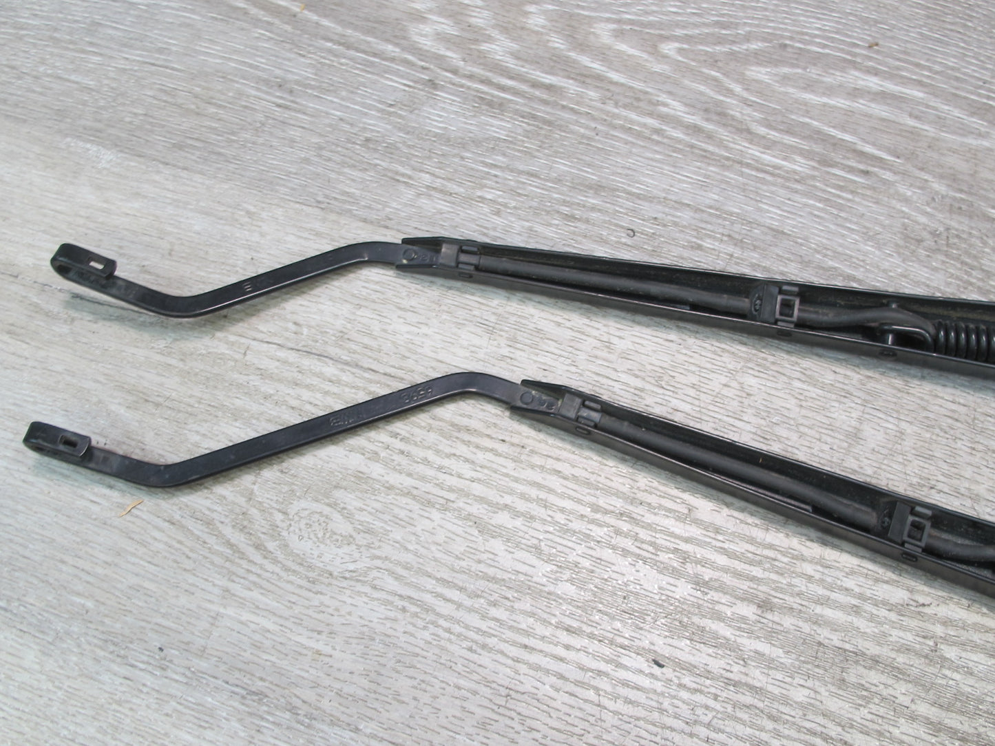 2004-2009 Cadillac XLR Front Left & Right Windshield Wiper Arm Set of 2