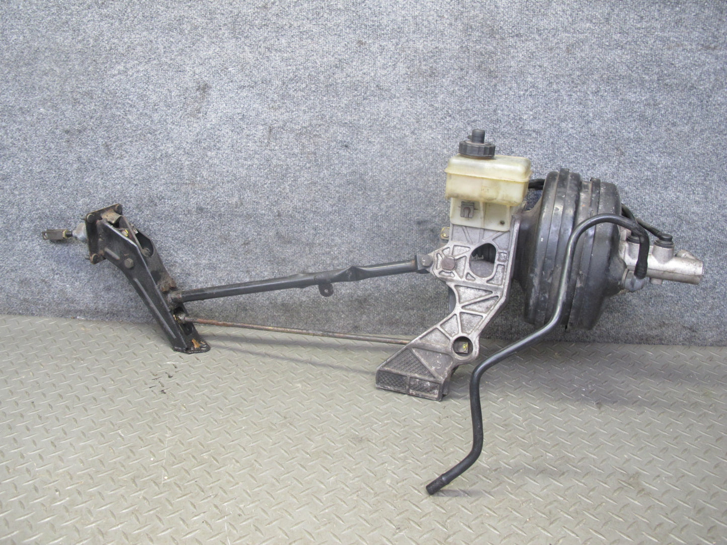 94-95 BMW E32 E34 4.0L M60 Brake Master Cylinder Booster Reservoir w Linkage OEM