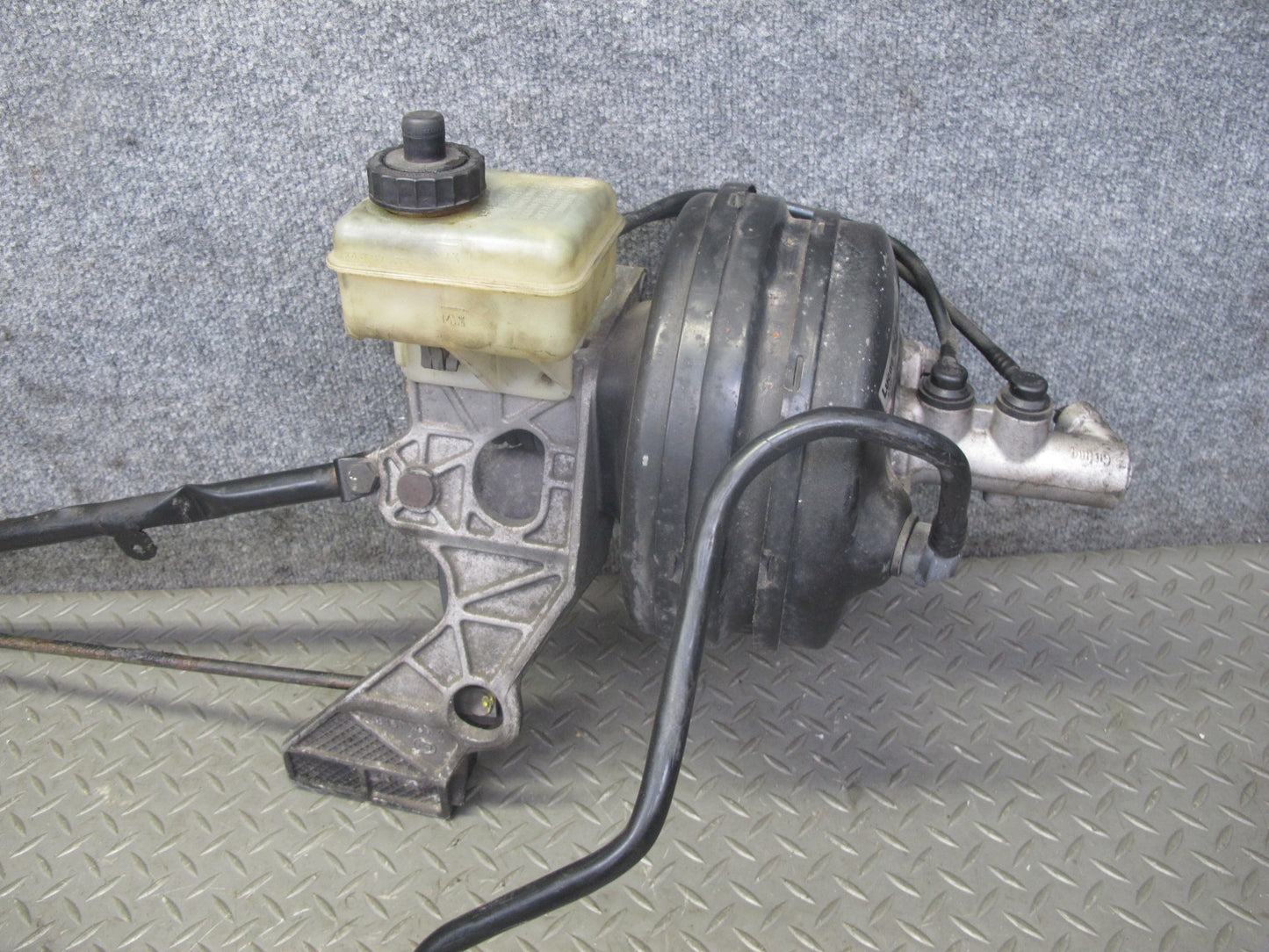 94-95 BMW E32 E34 4.0L M60 Brake Master Cylinder Booster Reservoir w Linkage OEM