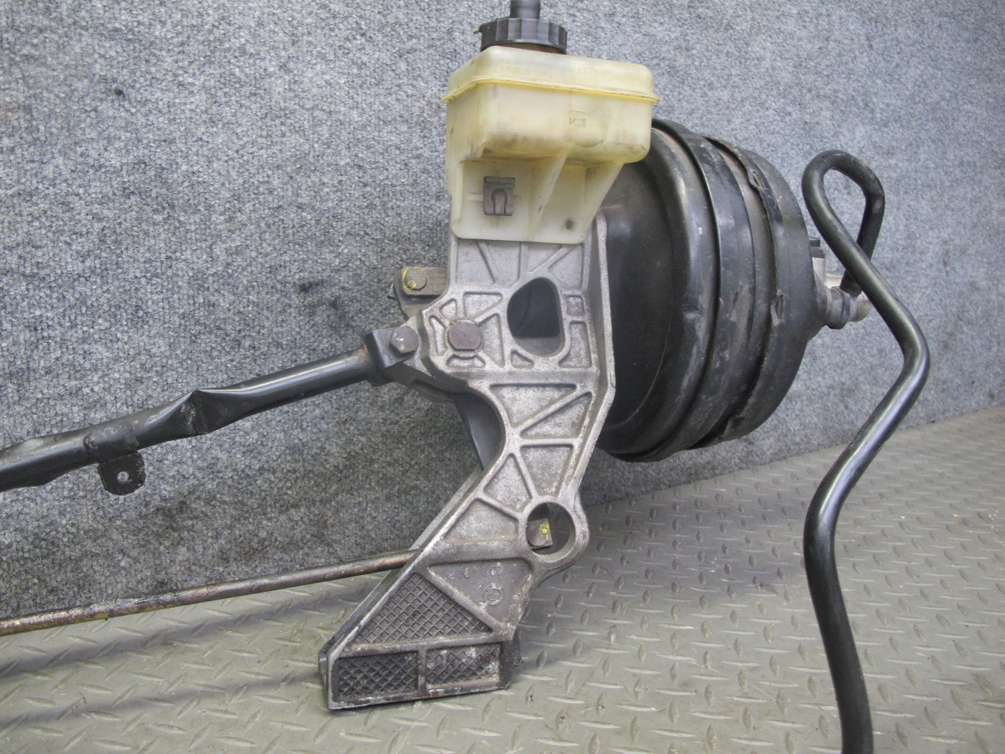 94-95 BMW E32 E34 4.0L M60 Brake Master Cylinder Booster Reservoir w Linkage OEM