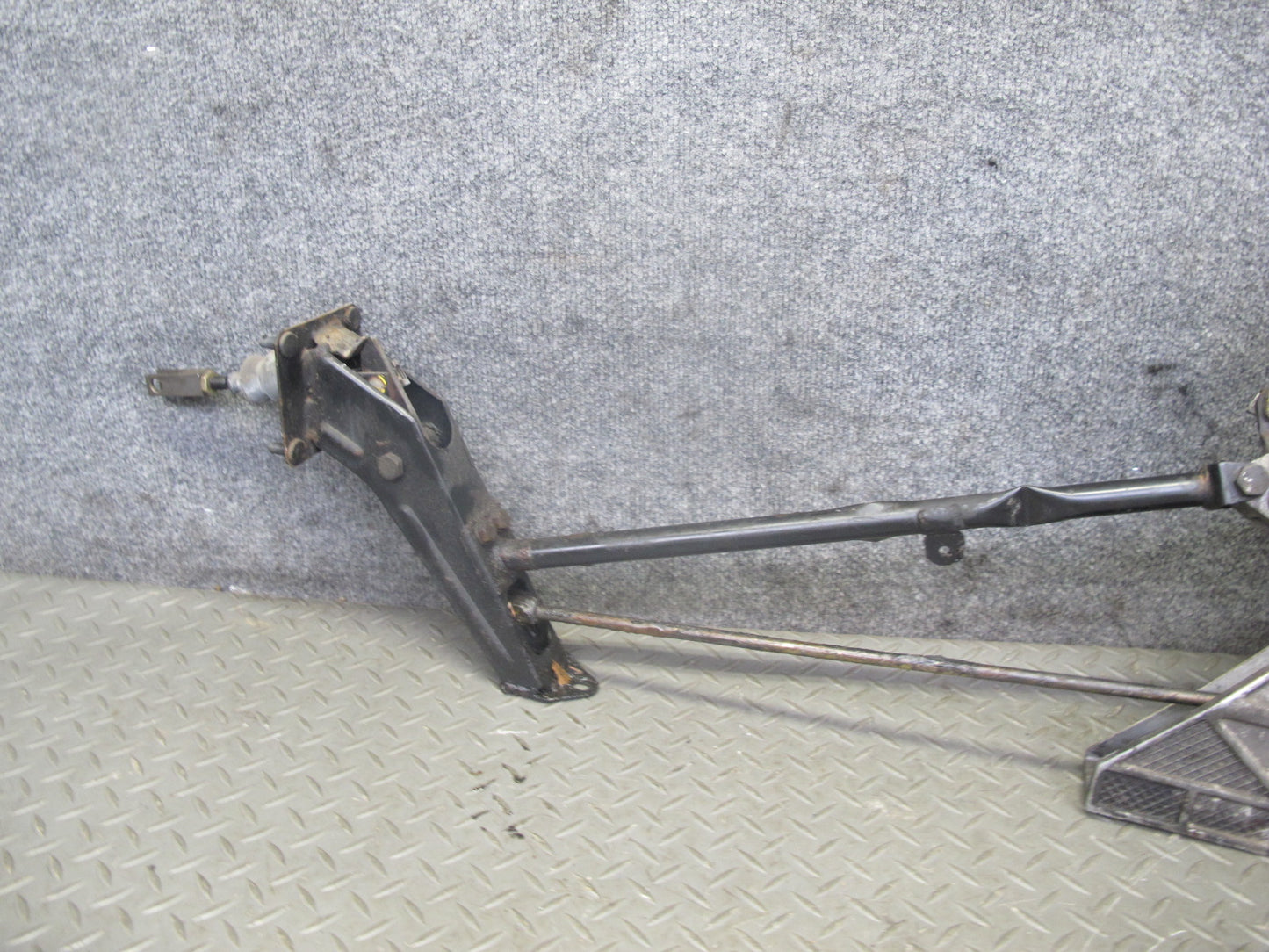 94-95 BMW E32 E34 4.0L M60 Brake Master Cylinder Booster Reservoir w Linkage OEM
