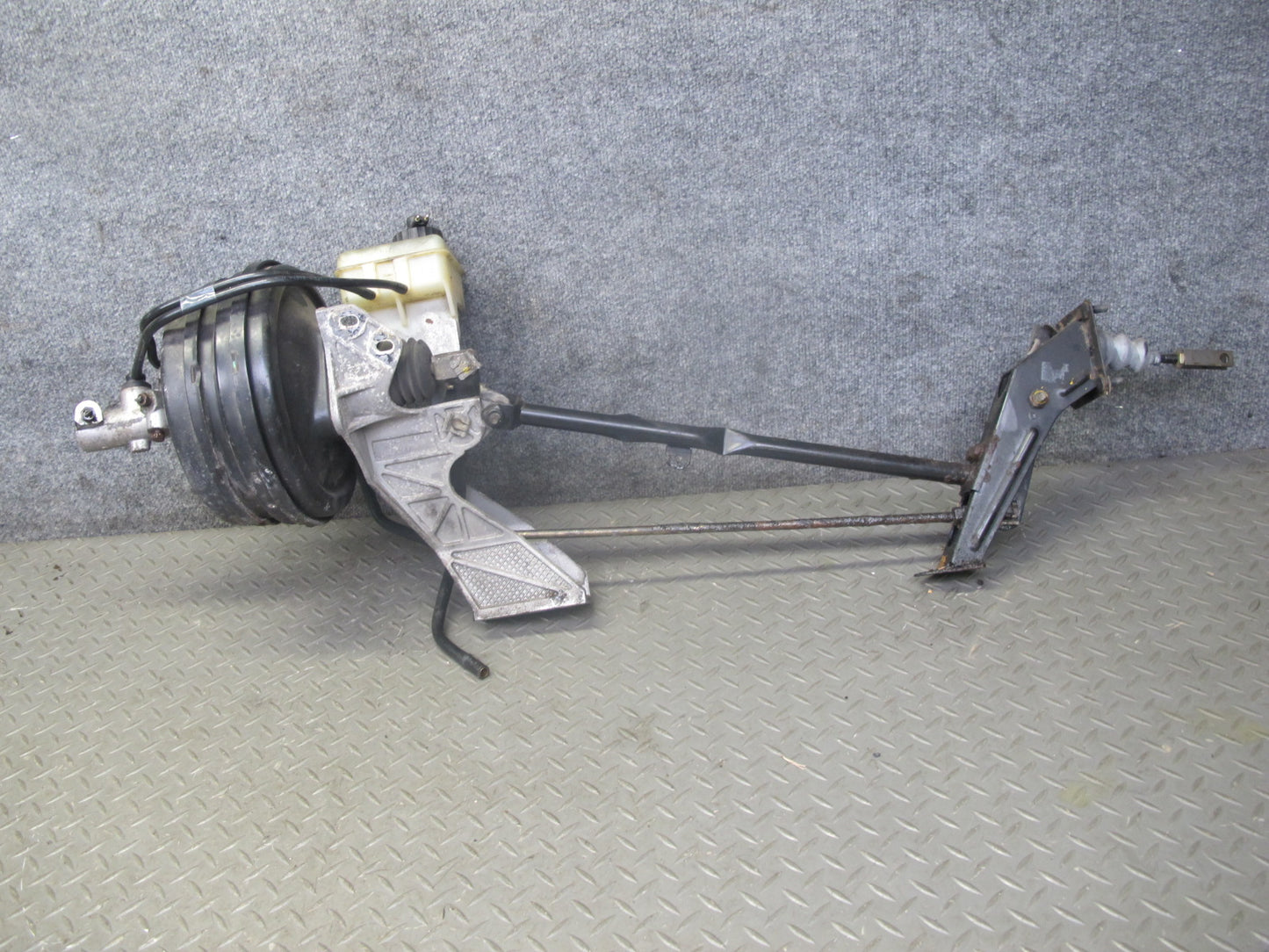94-95 BMW E32 E34 4.0L M60 Brake Master Cylinder Booster Reservoir w Linkage OEM