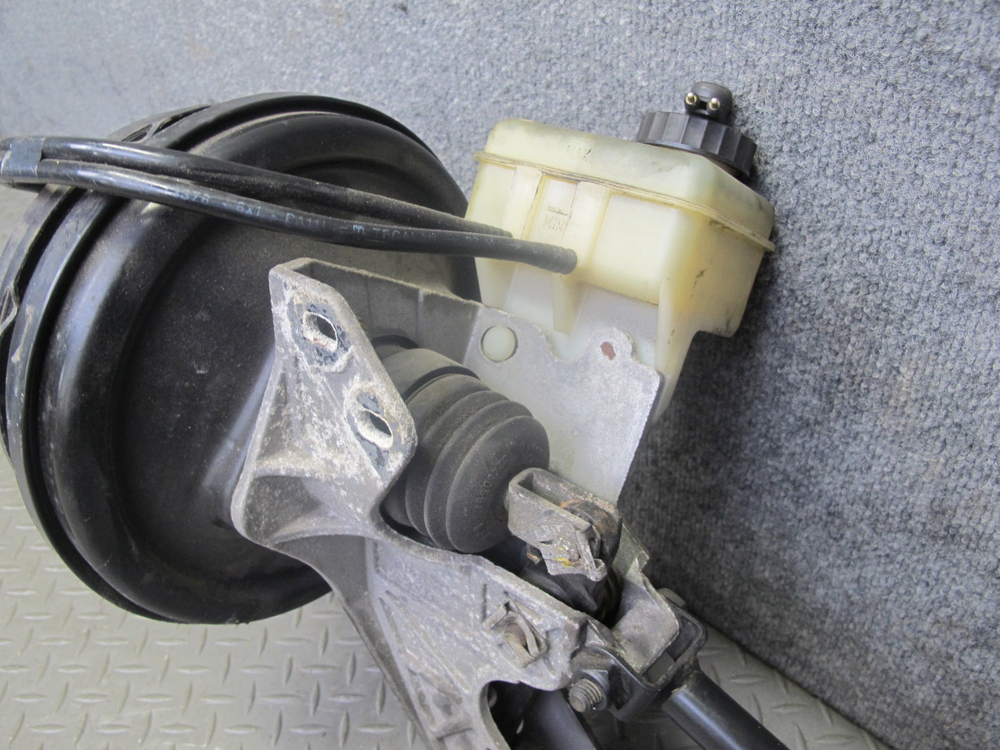 94-95 BMW E32 E34 4.0L M60 Brake Master Cylinder Booster Reservoir w Linkage OEM