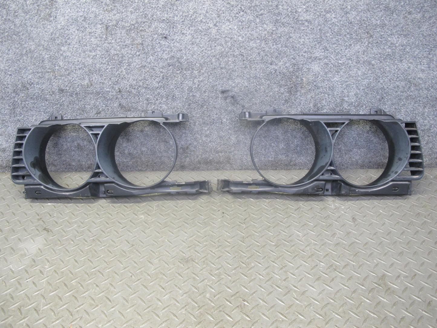 94-95 BMW E34 530i 540i M5 Set of 2 Front Left & Right Headlight Grille OEM