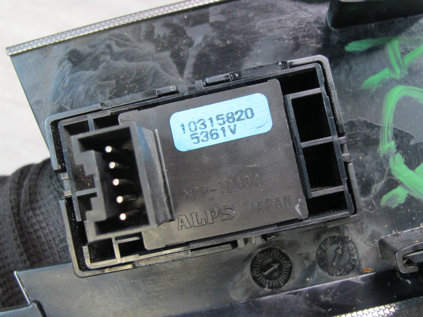 2004-2009 Cadillac XLR Right Door Air Vent Window Door Lock Unlock Switch Trim