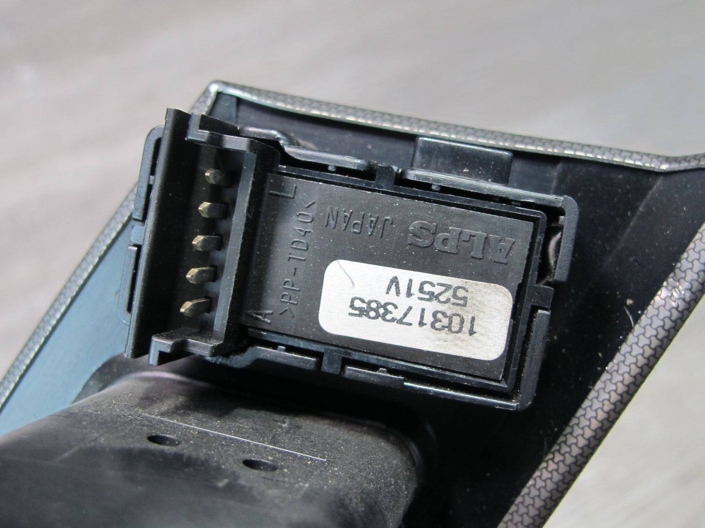 2004-2009 Cadillac XLR Right Door Air Vent Window Door Lock Unlock Switch Trim