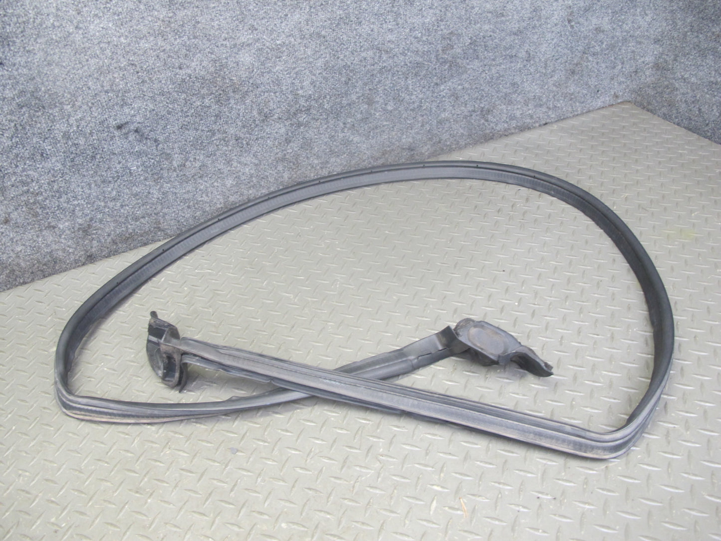 93-96 Nissan Z32 300ZX Convertible Rear Roof Storage Lid Weatherstrip Seal OEM