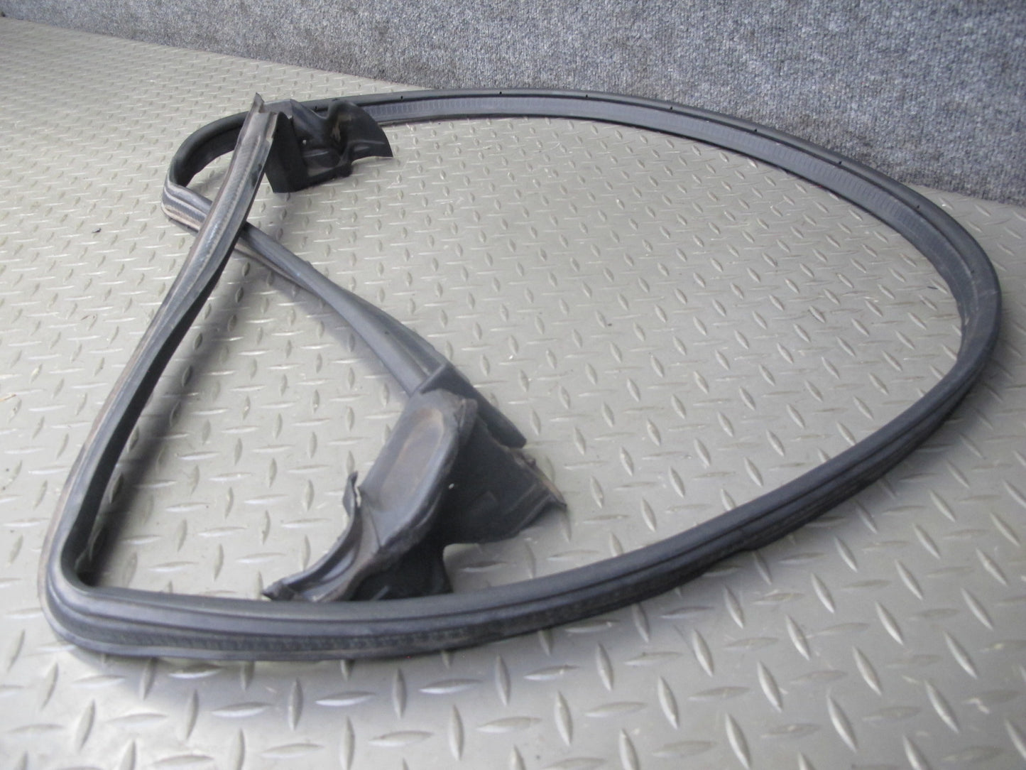 93-96 Nissan Z32 300ZX Convertible Rear Roof Storage Lid Weatherstrip Seal OEM