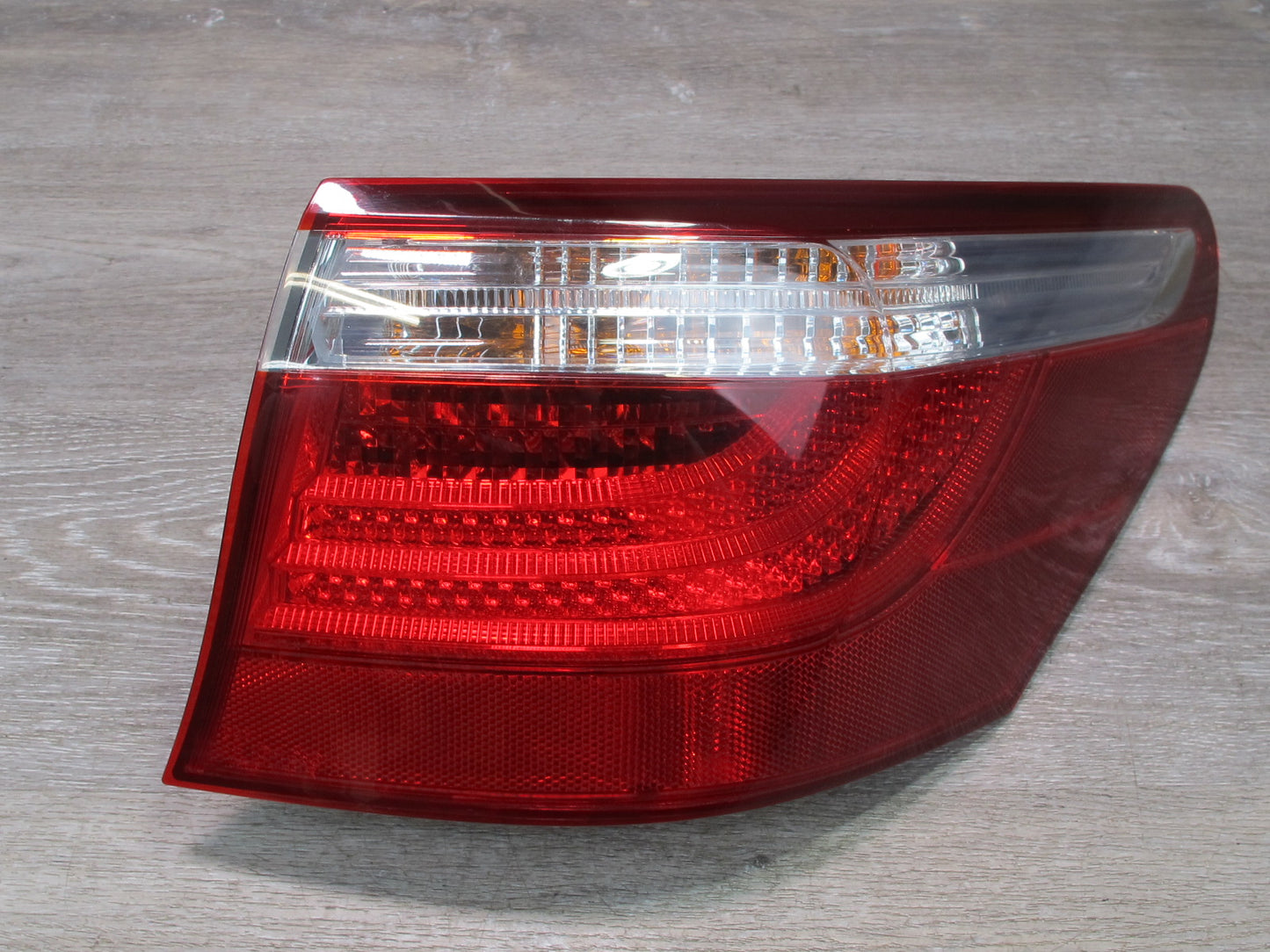 08-09 Lexus UVF46 LS600h Rear Right Outer Tail Light Lamp Assembly OEM