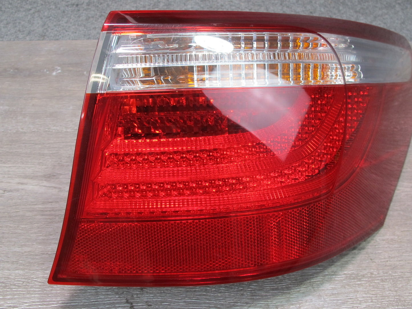 08-09 Lexus UVF46 LS600h Rear Right Outer Tail Light Lamp Assembly OEM