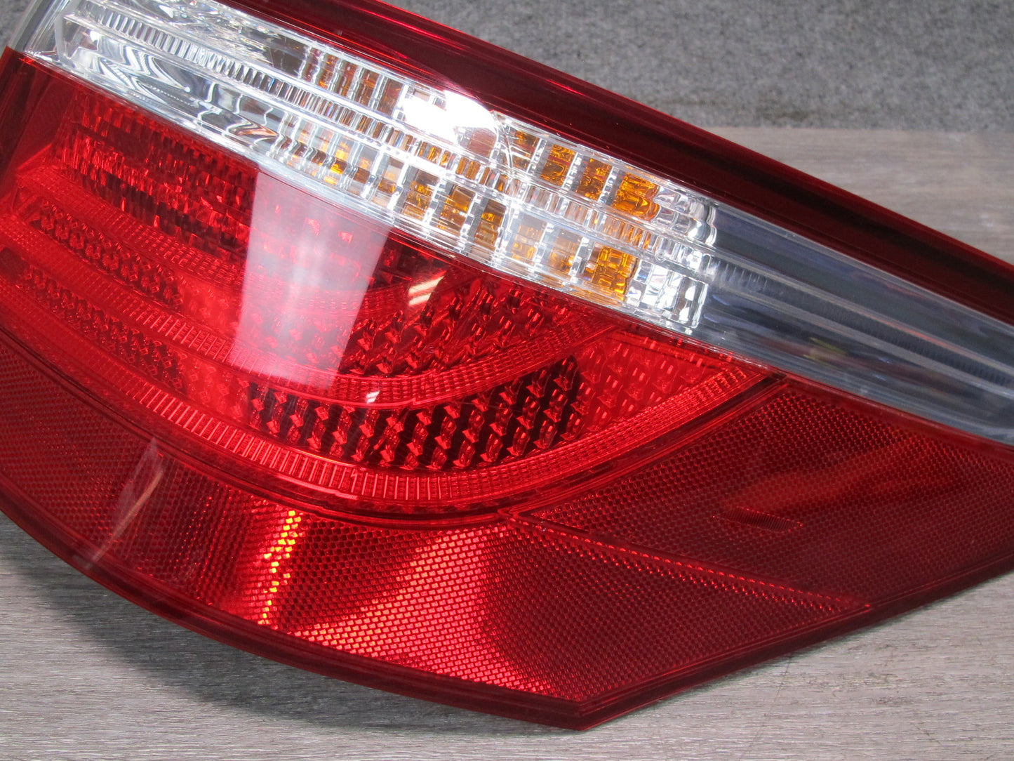 08-09 Lexus UVF46 LS600h Rear Right Outer Tail Light Lamp Assembly OEM
