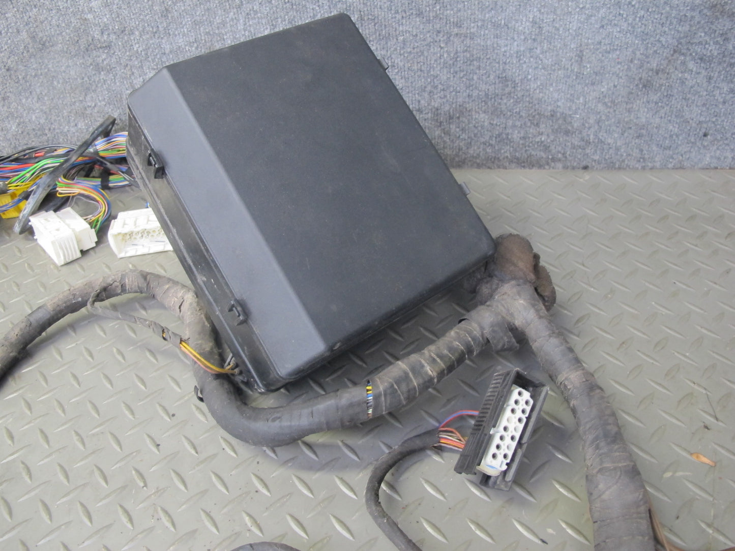 94-95 BMW E34 540i M60 Engine Bay Wire Wiring Harness w Fuse Box OEM
