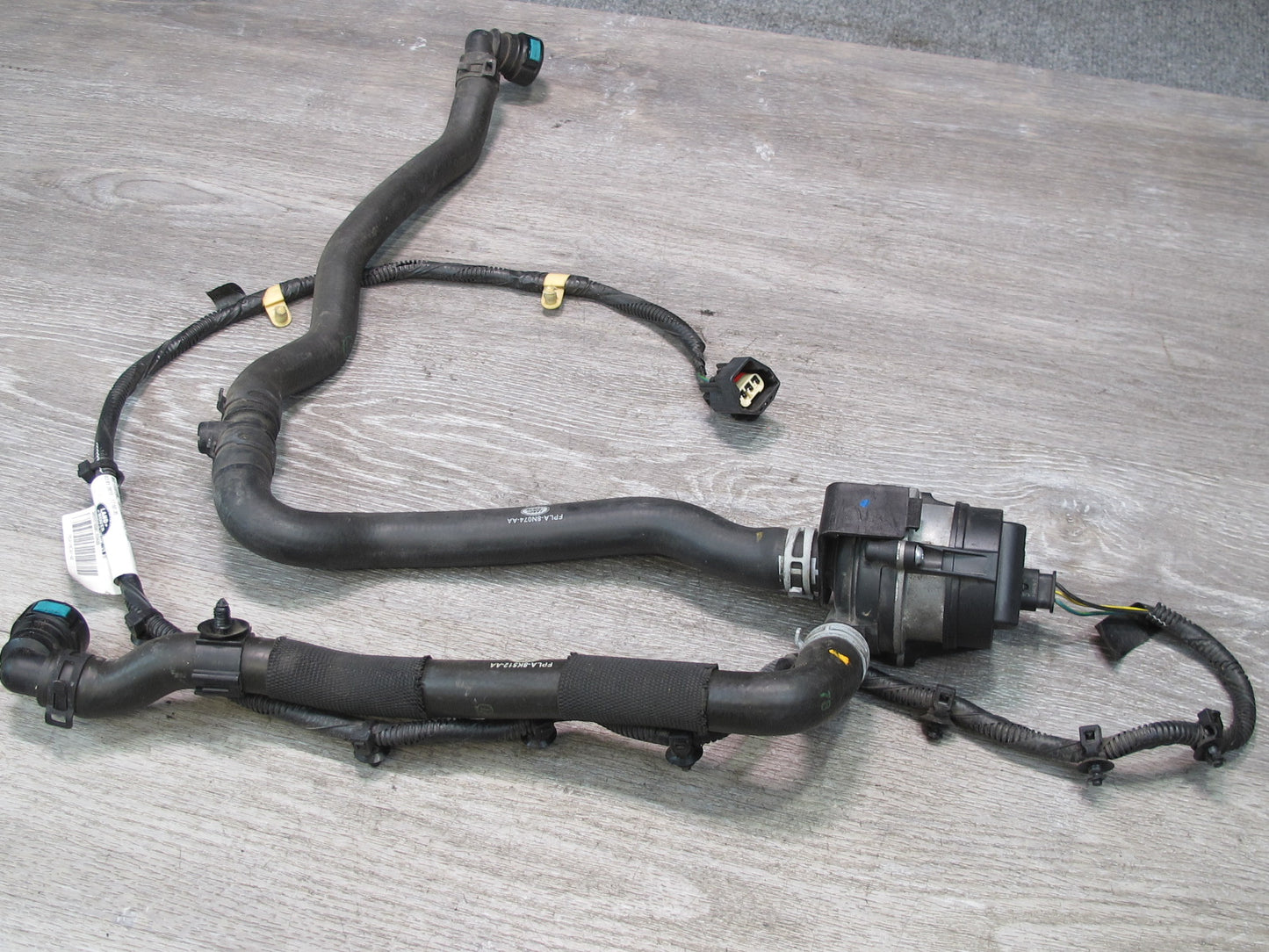 2014-2022 Land Range Rover L405 5.0L Engine Coolant Auxiliary Water Pump w Hoses