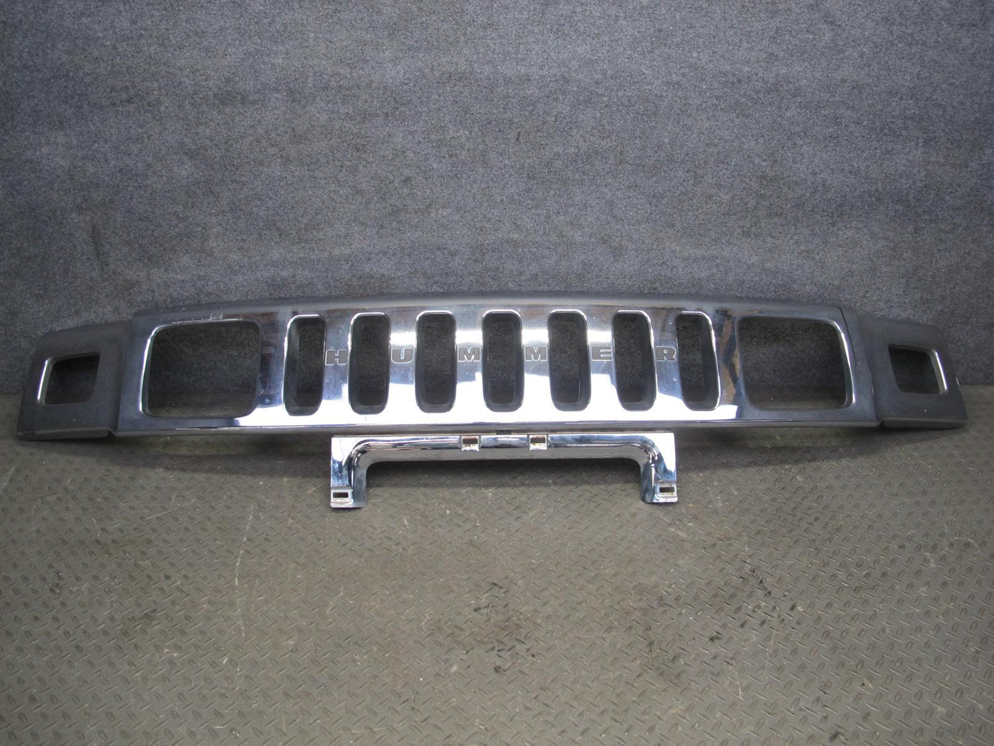 2003-2007 Hummer H2 Front Bumper Radiator Upper Grille Molding 15177227