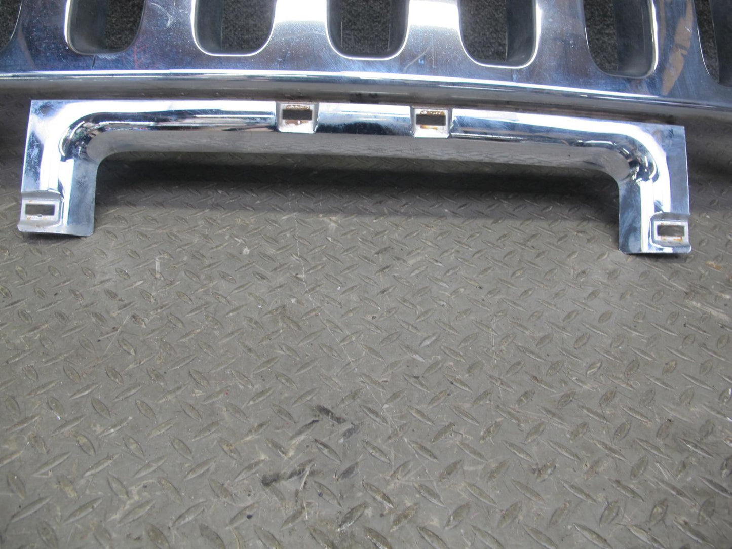 2003-2007 Hummer H2 Front Bumper Radiator Upper Grille Molding 15177227
