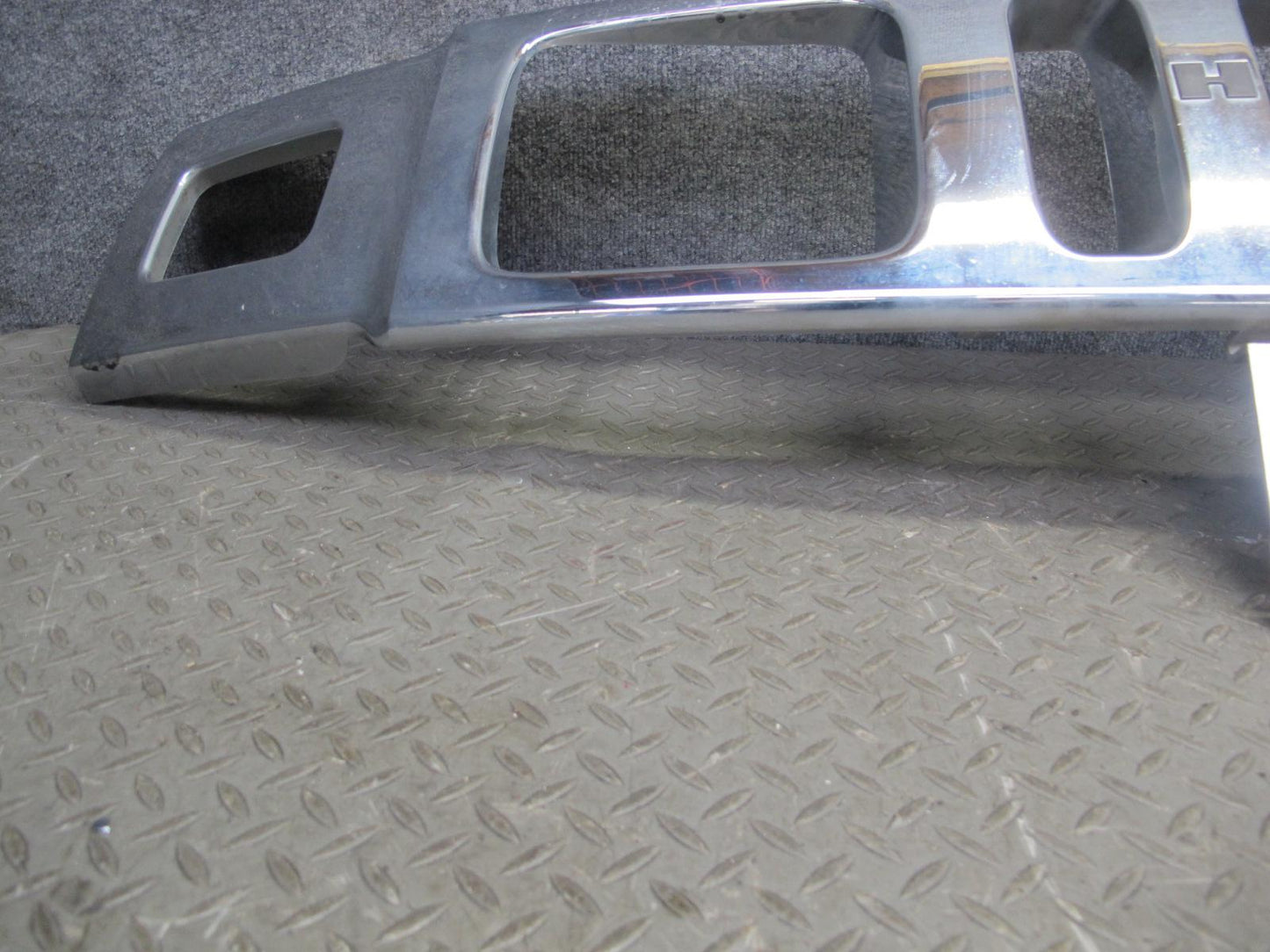 2003-2007 Hummer H2 Front Bumper Radiator Upper Grille Molding 15177227
