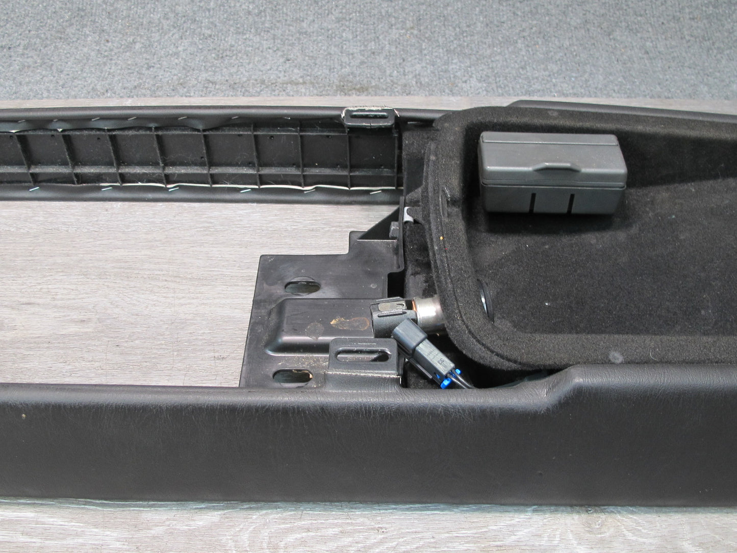 2004-2006 Cadillac XLR Center Console Trim Cover Panel 10348379