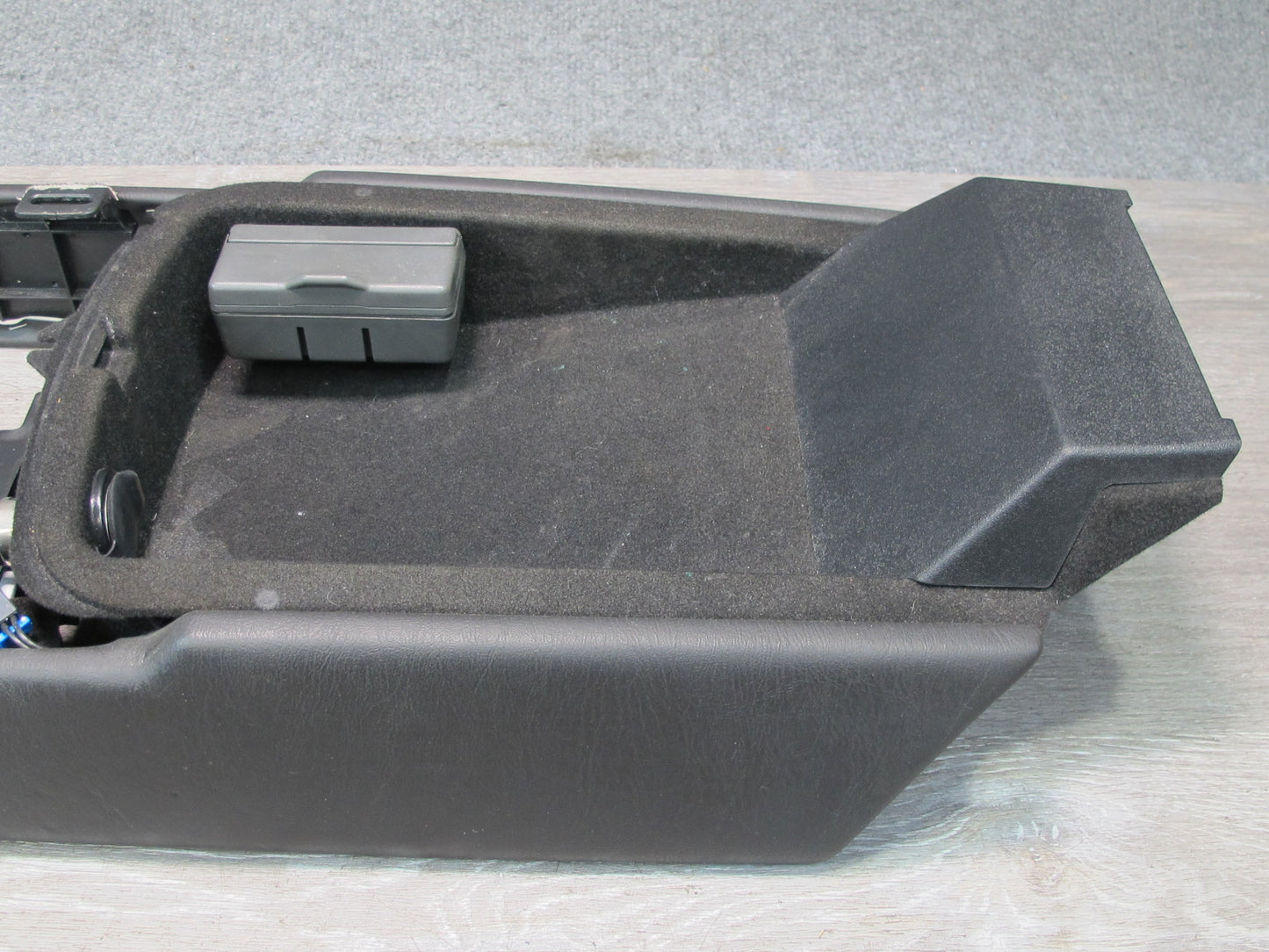 2004-2006 Cadillac XLR Center Console Trim Cover Panel 10348379