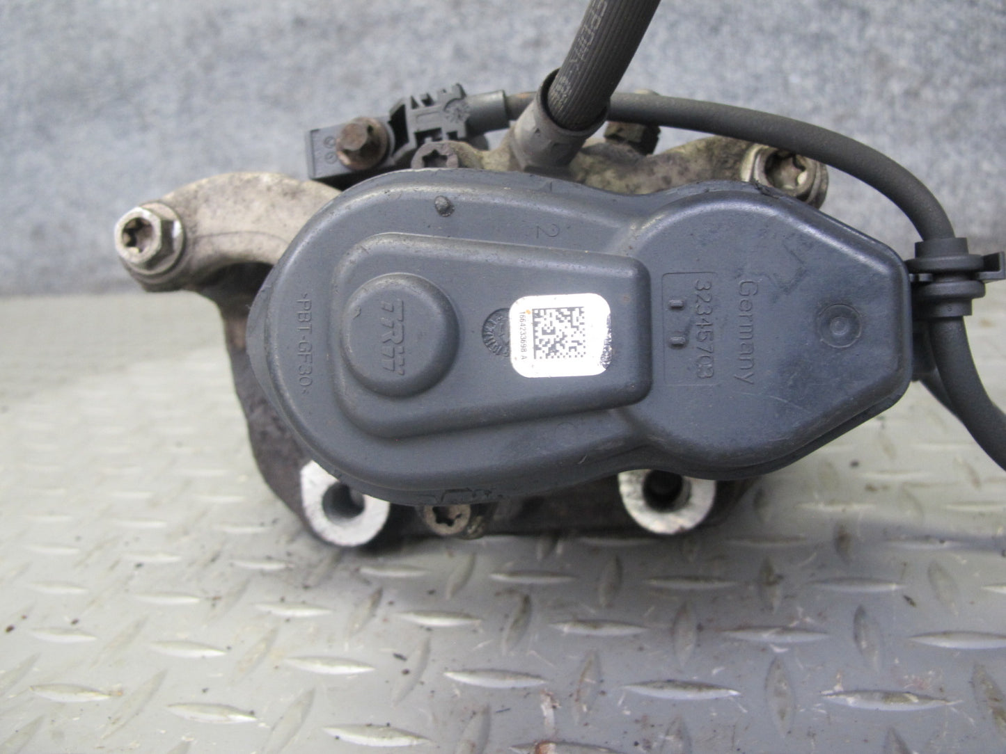 12-18 Mercedes W166 GLE ML AWD Set of 2 Rear Left & Right Side Brake Caliper OEM