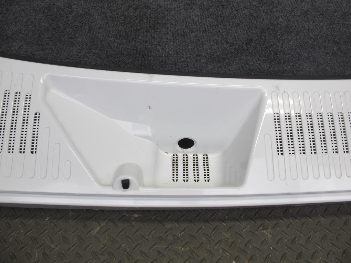 2003-2009 Hummer H2 Hood Bonnet Center Cowl Vent Grille Panel Cover