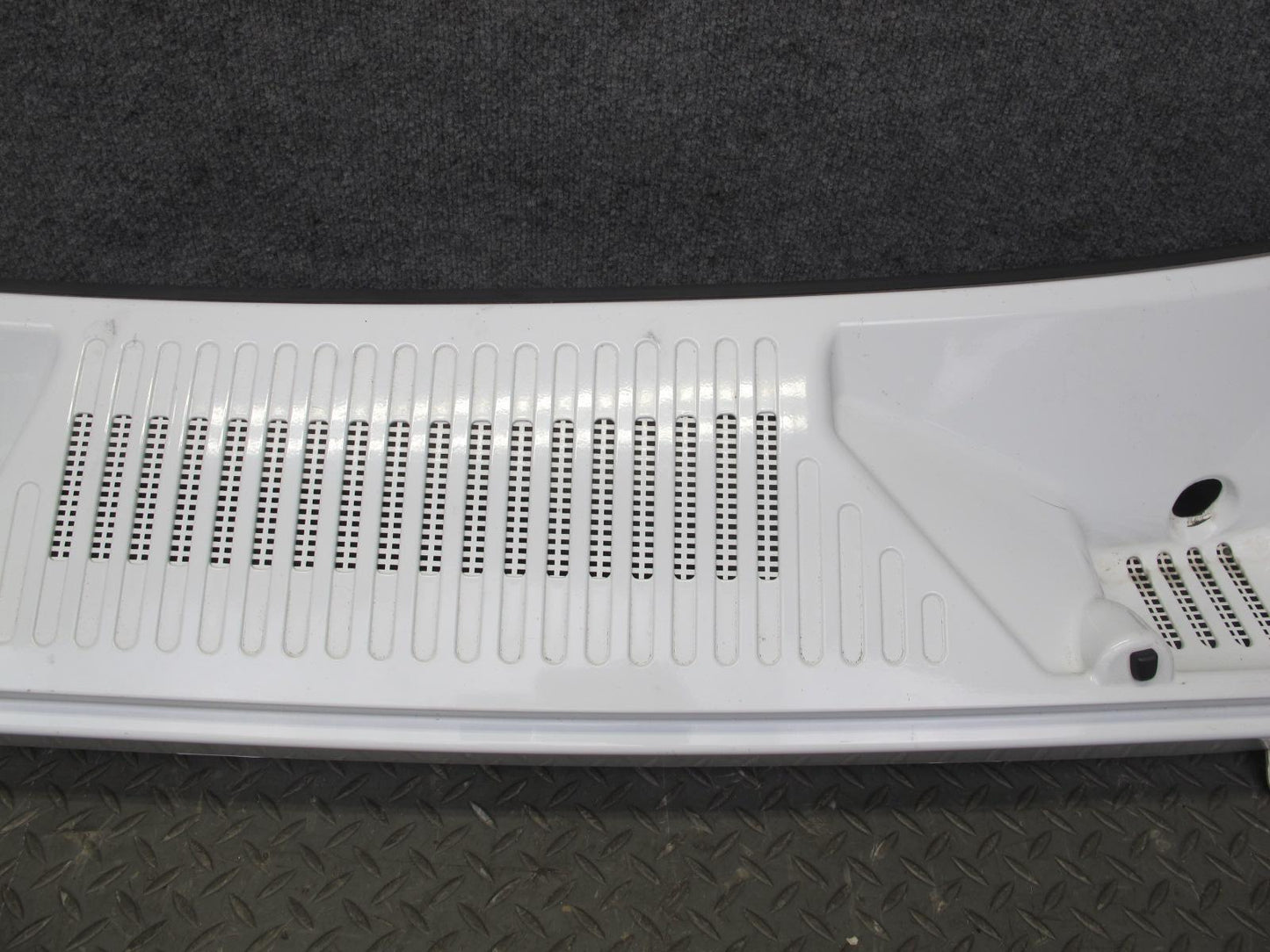 2003-2009 Hummer H2 Hood Bonnet Center Cowl Vent Grille Panel Cover
