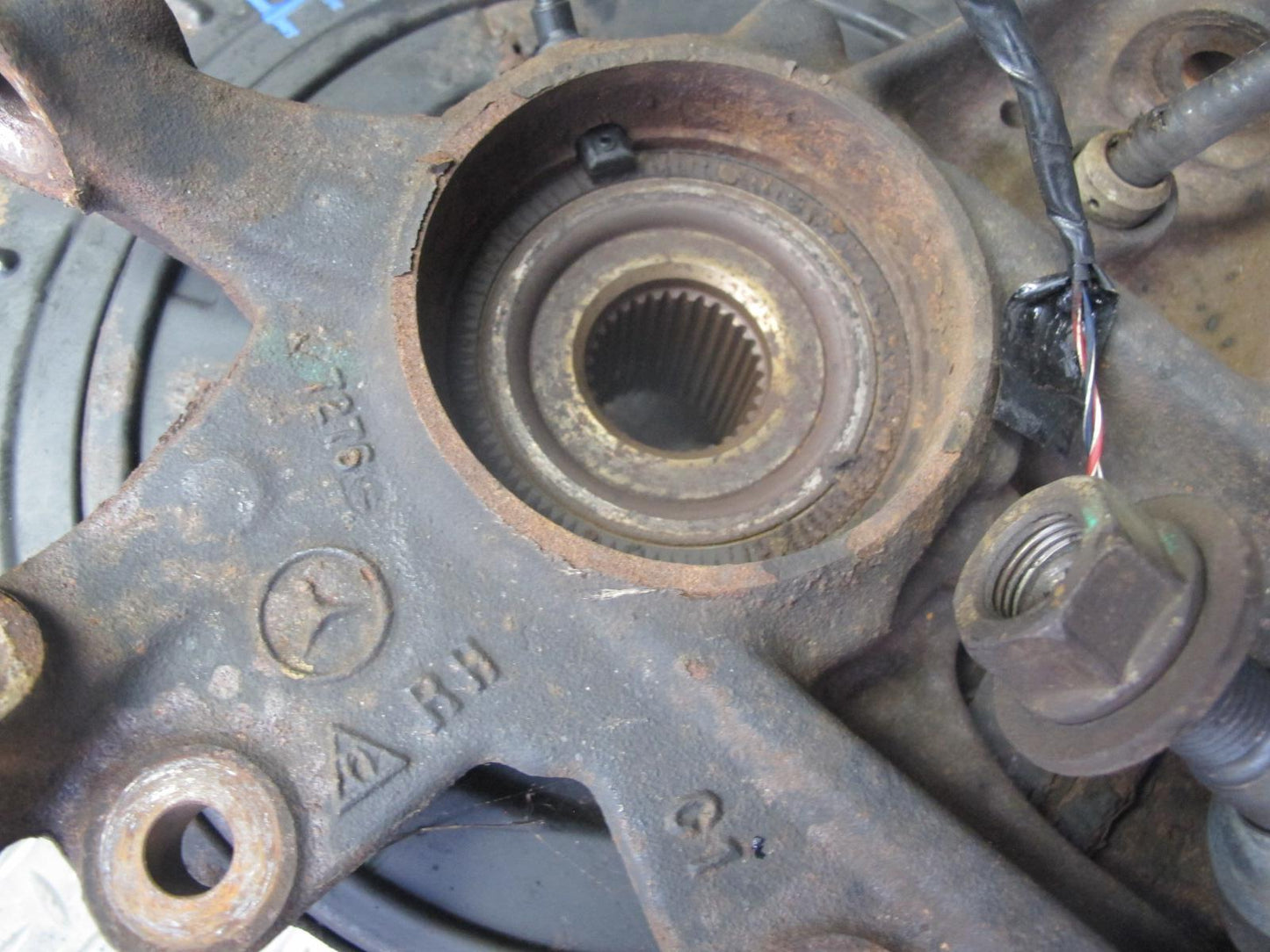 07-11 Mercedes W164 ML63 AMG Rear Right Spindle Knuckle Wheel Hub Bearing OEM