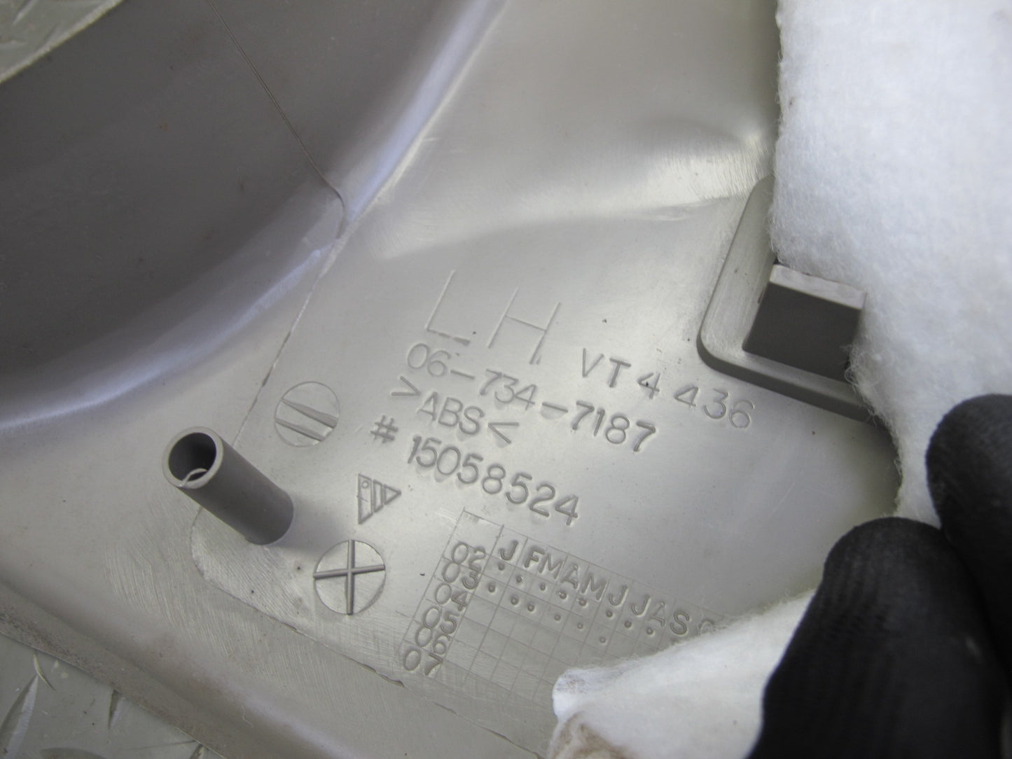 2003-2004 Hummer H2 Left Driver Side Upper Lower B Pillar Trim Cover Panel