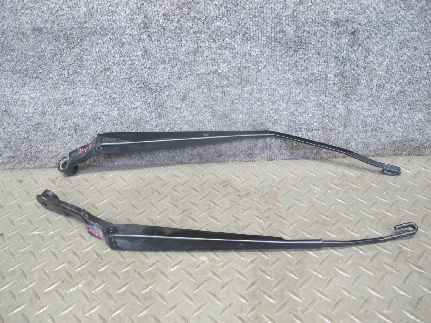 00-05 Toyota MR2 Spyder ZZW30L Set of 2 Front Left & Right Wiper Arm OEM