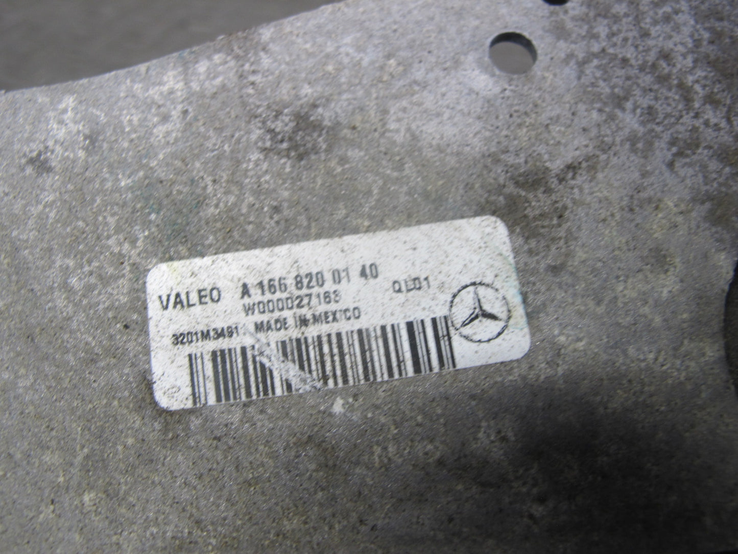 12-18 Mercedes W166 GLE ML Windshield Wiper Transmission Linkage w Motor OEM