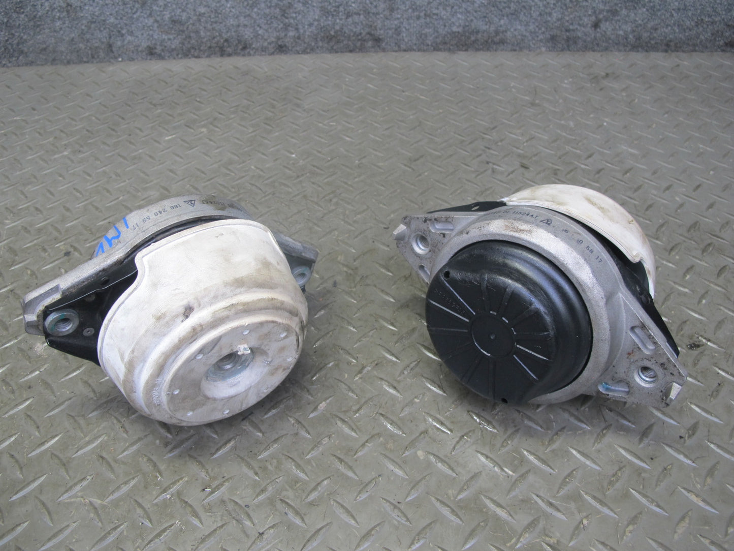 12-15 Mercedes W166 ML350 M276 Set of 2 Left & Right Engine Motor Mount OEM