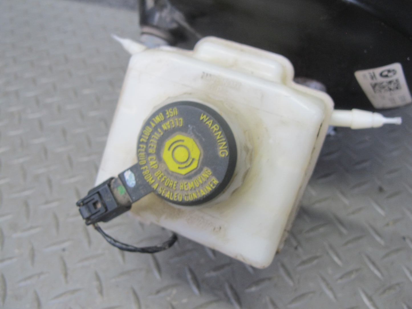 2008-2014 BMW E71 E72 X6 Brake Master Cylinder Booster Fluid Reservoir