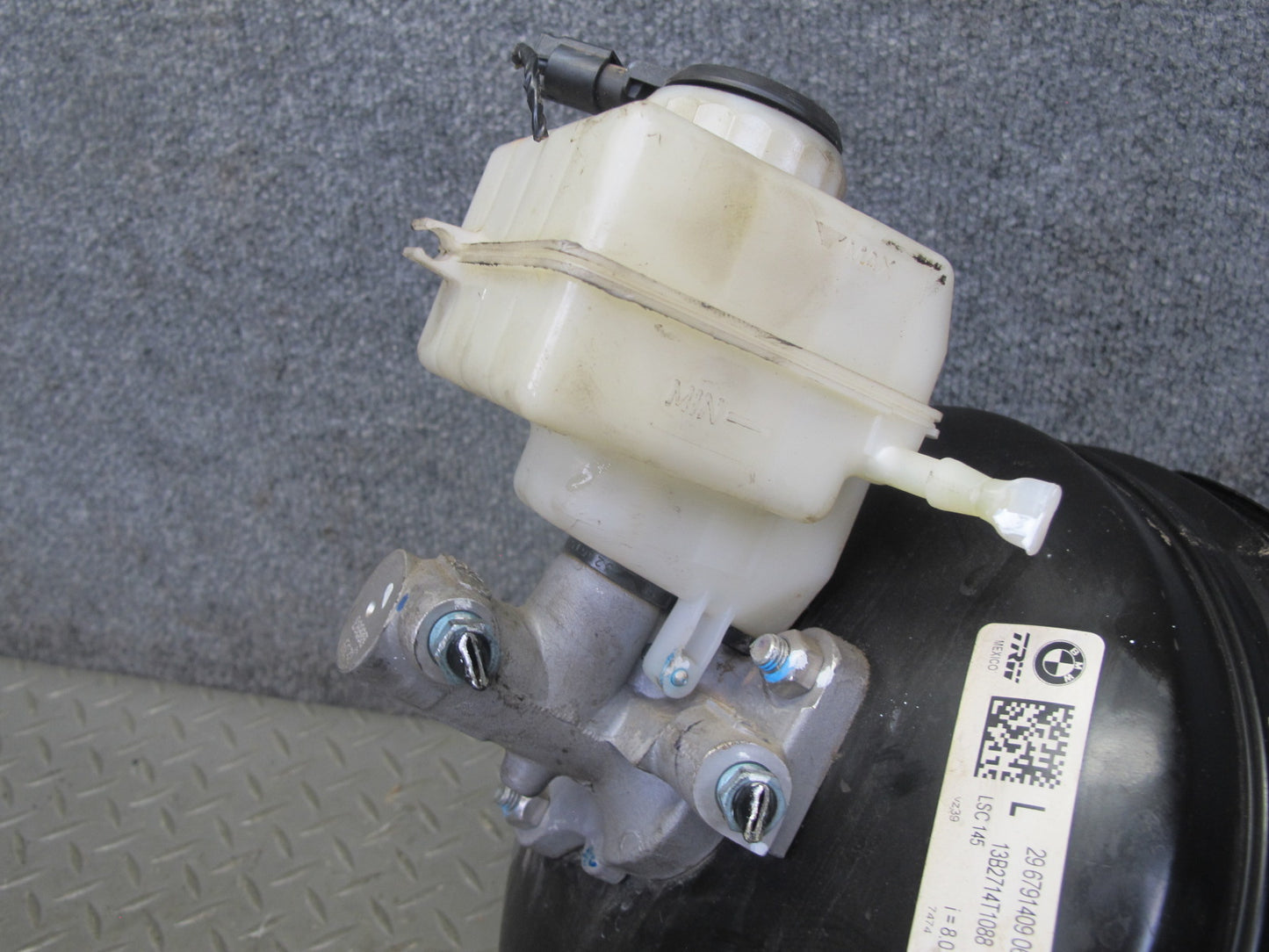2008-2014 BMW E71 E72 X6 Brake Master Cylinder Booster Fluid Reservoir