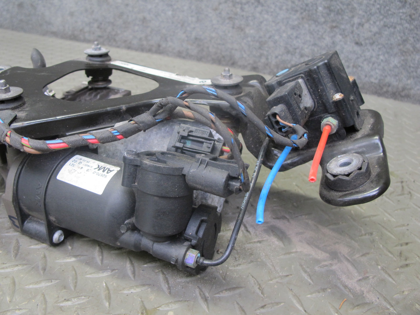 2008-2014 BMW E71 E72 X6 Air Suspension Compressor Pump Motor 6859714
