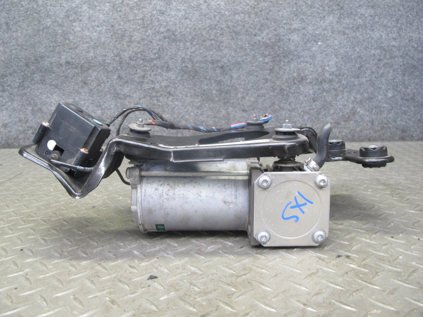 2008-2014 BMW E71 E72 X6 Air Suspension Compressor Pump Motor 6859714