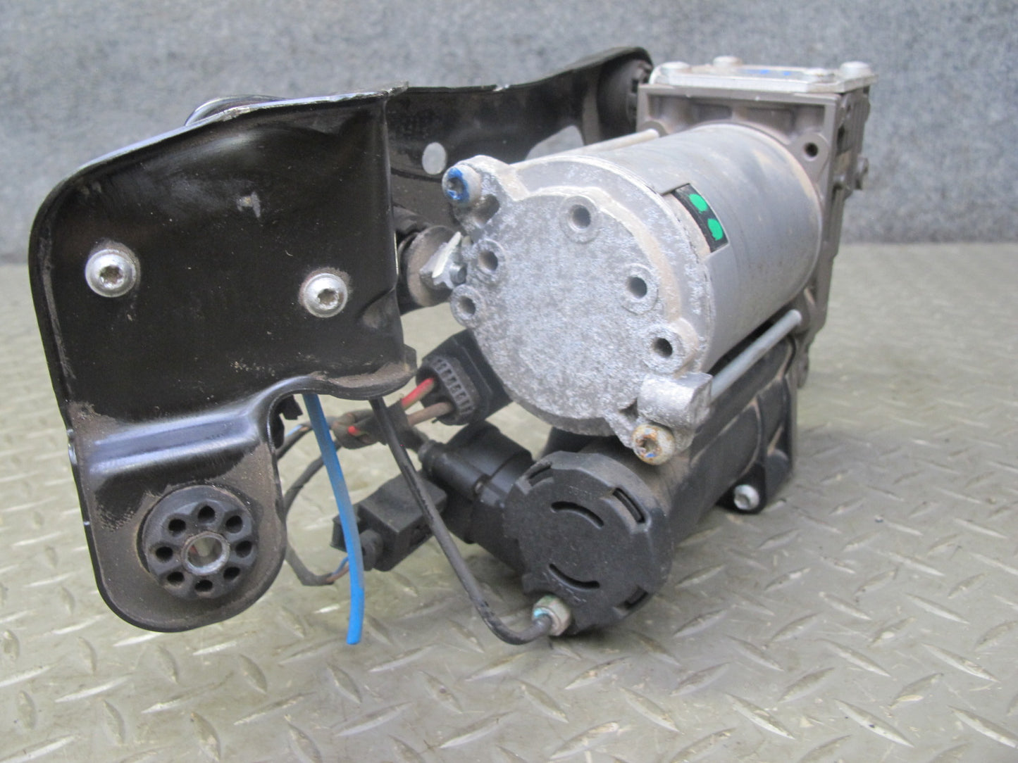 2008-2014 BMW E71 E72 X6 Air Suspension Compressor Pump Motor 6859714