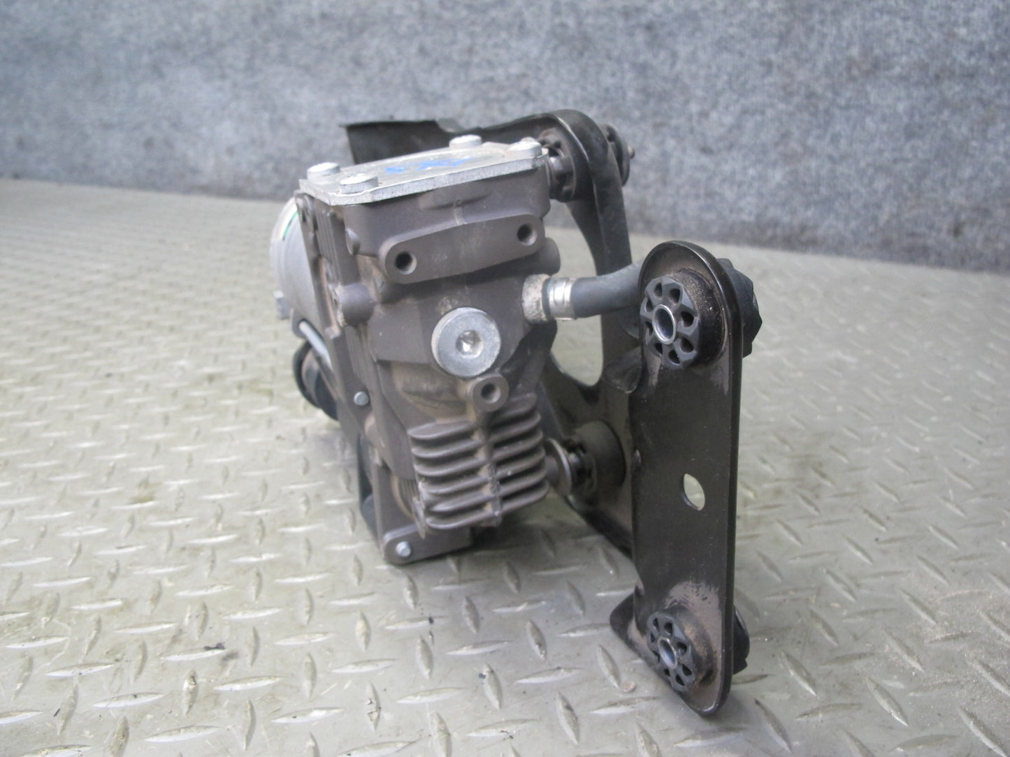 2008-2014 BMW E71 E72 X6 Air Suspension Compressor Pump Motor 6859714