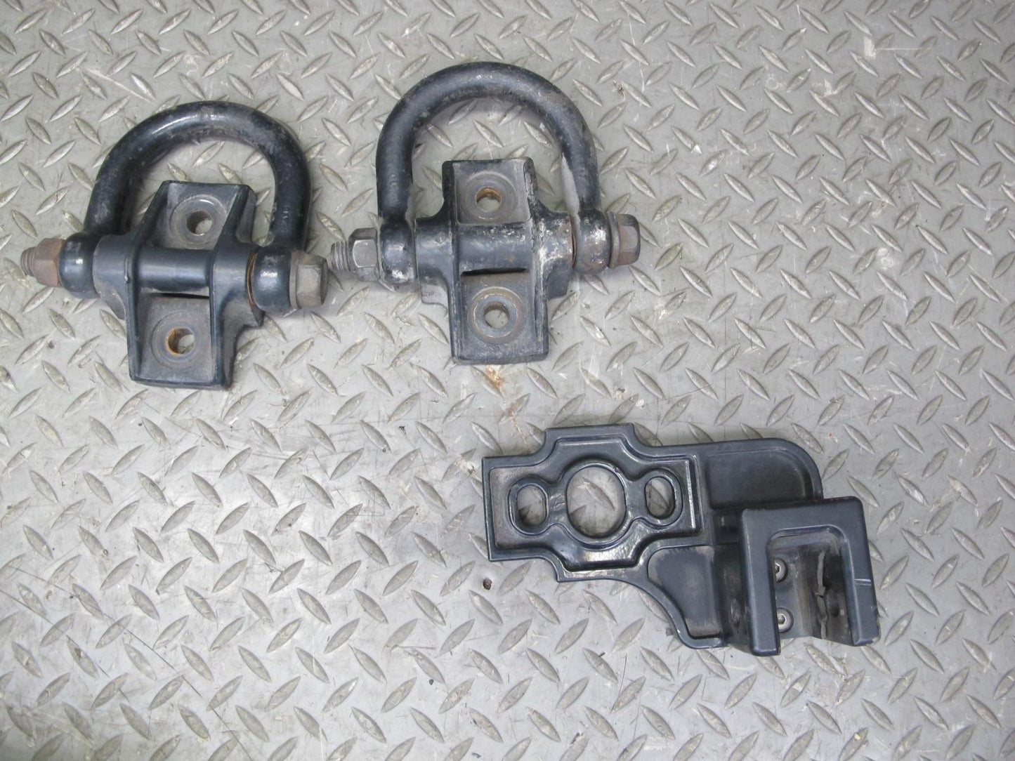 03-09 Hummer H2 Rear Trunk Spare Wheel Tire Carrier Holder Bracket W/ TOW Hook