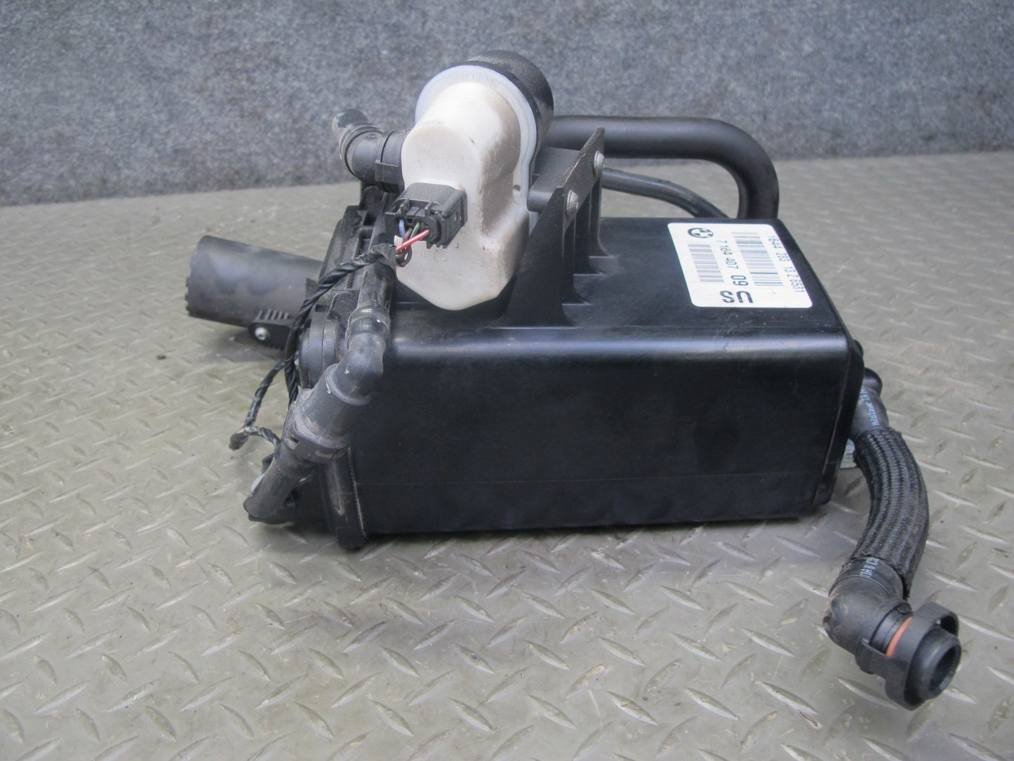 2008-2014 BMW E71 X6 Fuel Evap Vapor Charcoal Canister 7164407