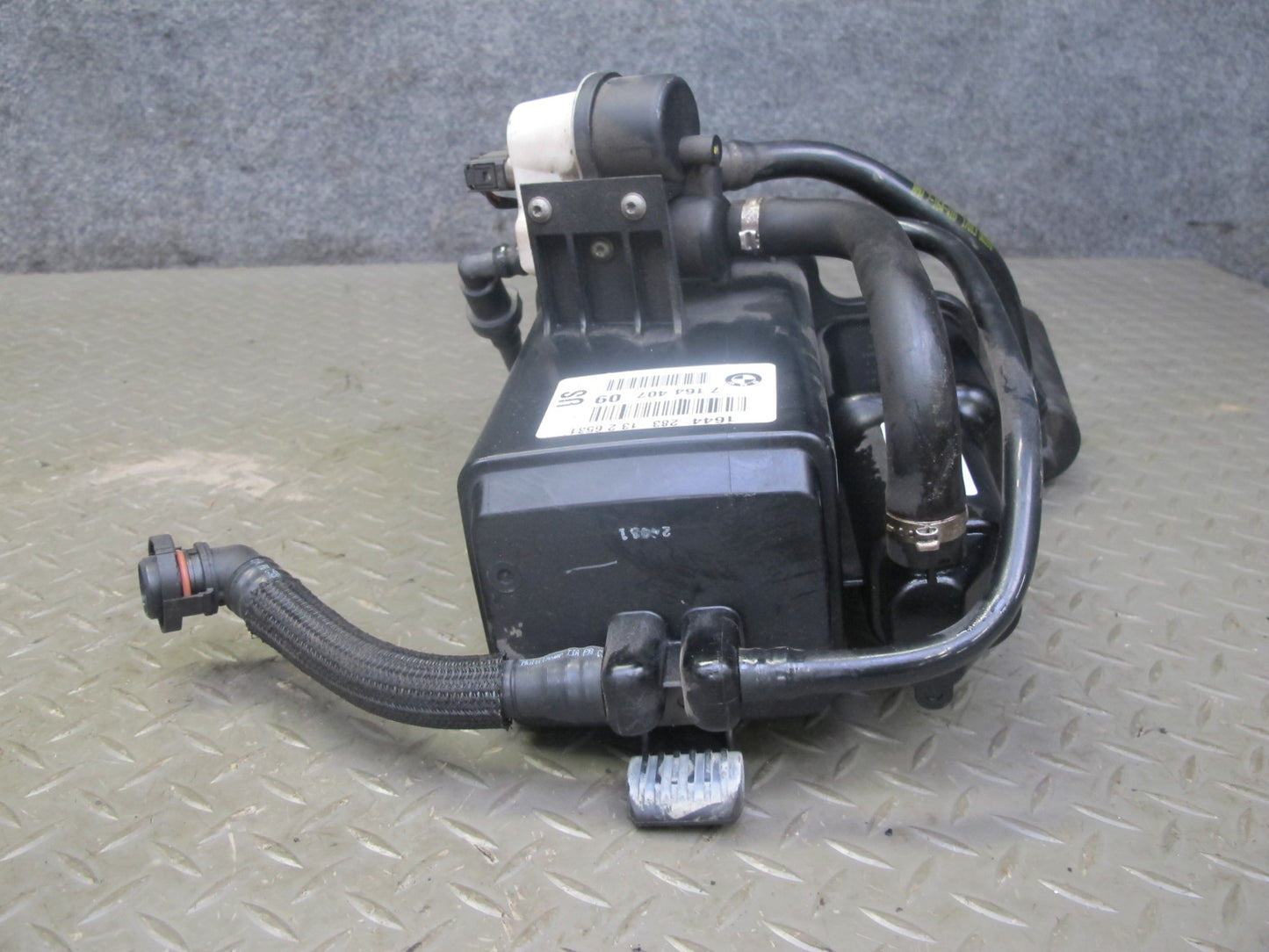 2008-2014 BMW E71 X6 Fuel Evap Vapor Charcoal Canister 7164407