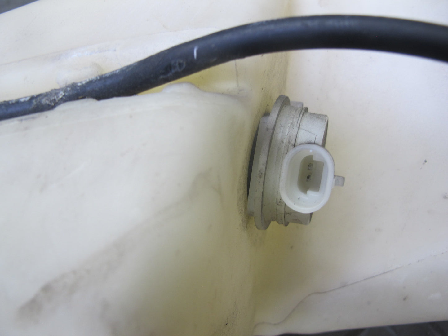 2003-2007 Hummer H2 Front Windshield Wiper Washer Reservoir Tank Bottle