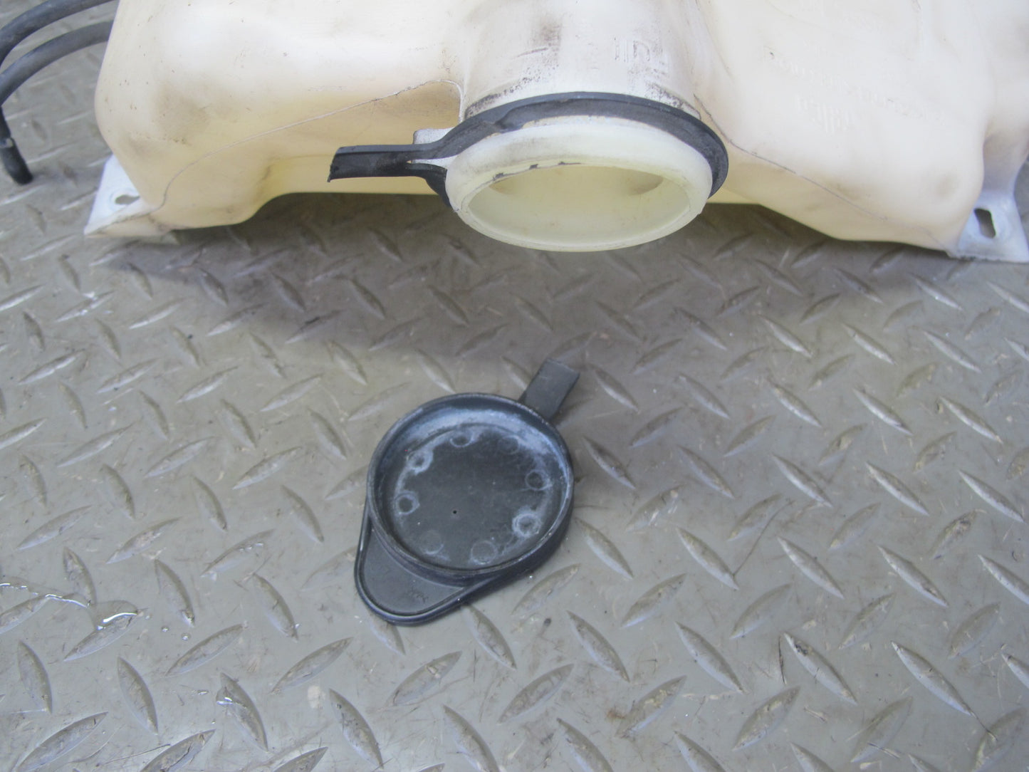 2003-2007 Hummer H2 Front Windshield Wiper Washer Reservoir Tank Bottle