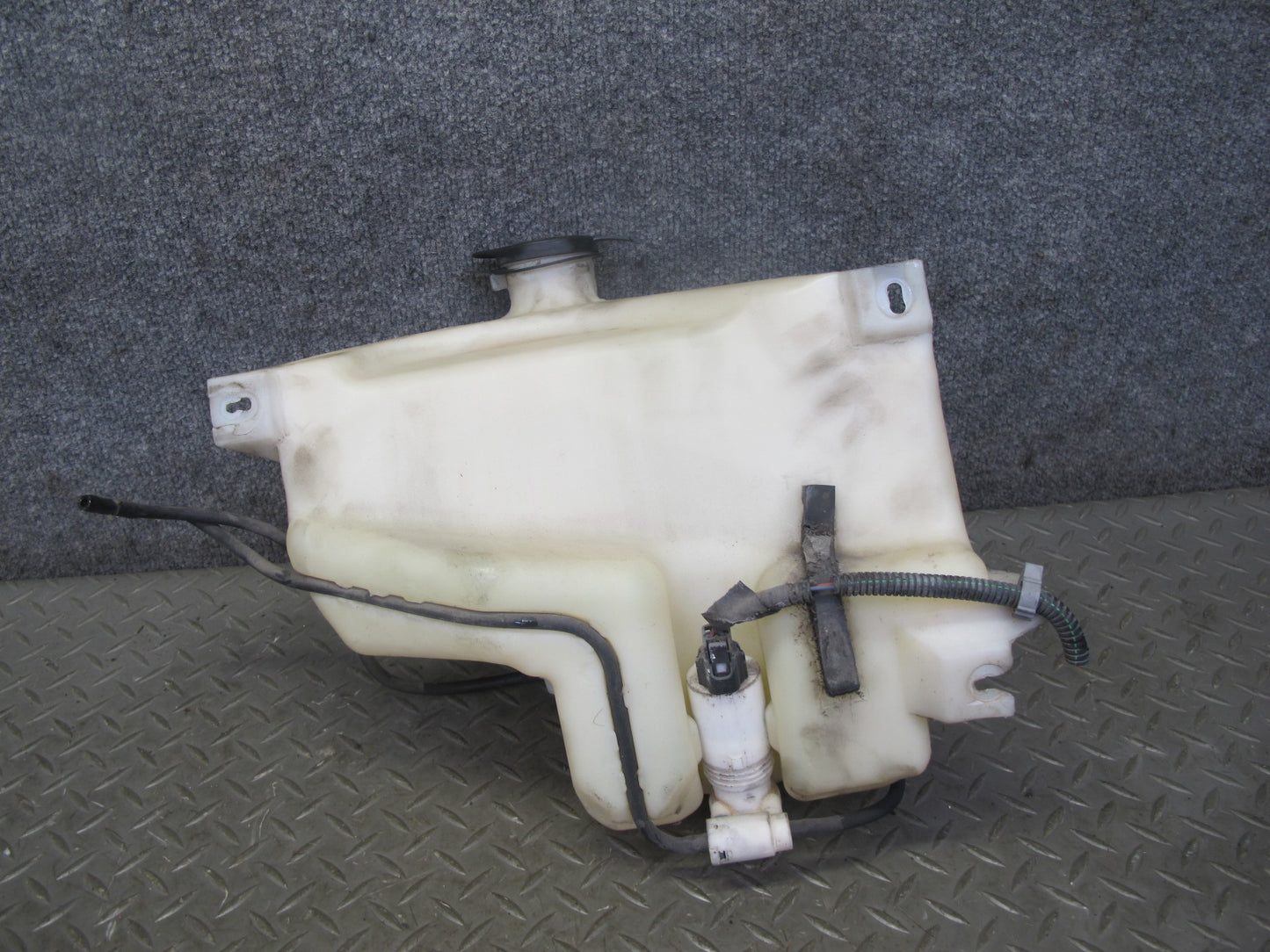 2003-2007 Hummer H2 Front Windshield Wiper Washer Reservoir Tank Bottle