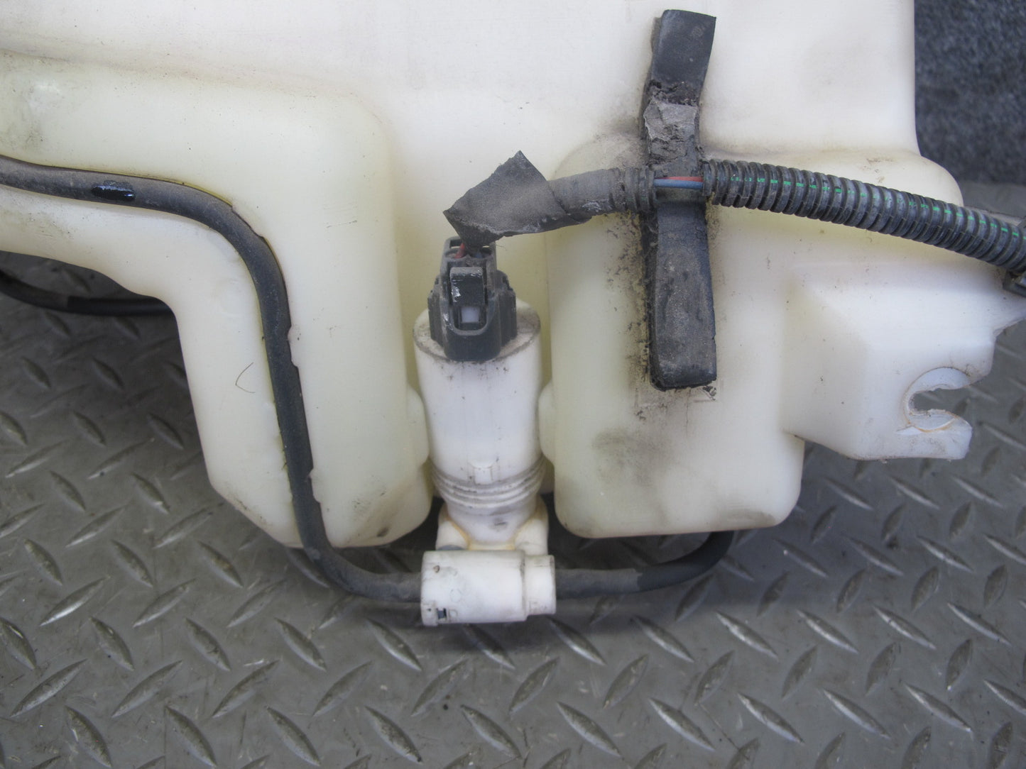2003-2007 Hummer H2 Front Windshield Wiper Washer Reservoir Tank Bottle