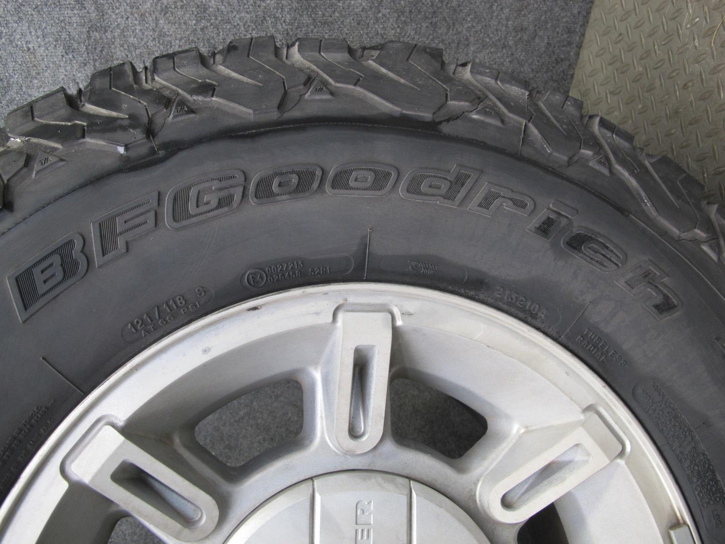 2003-2007 Hummer H2 R17" 7-SPOKE Alloy Wheel Rim 17X8.5J 8X165.1 W/ Tire