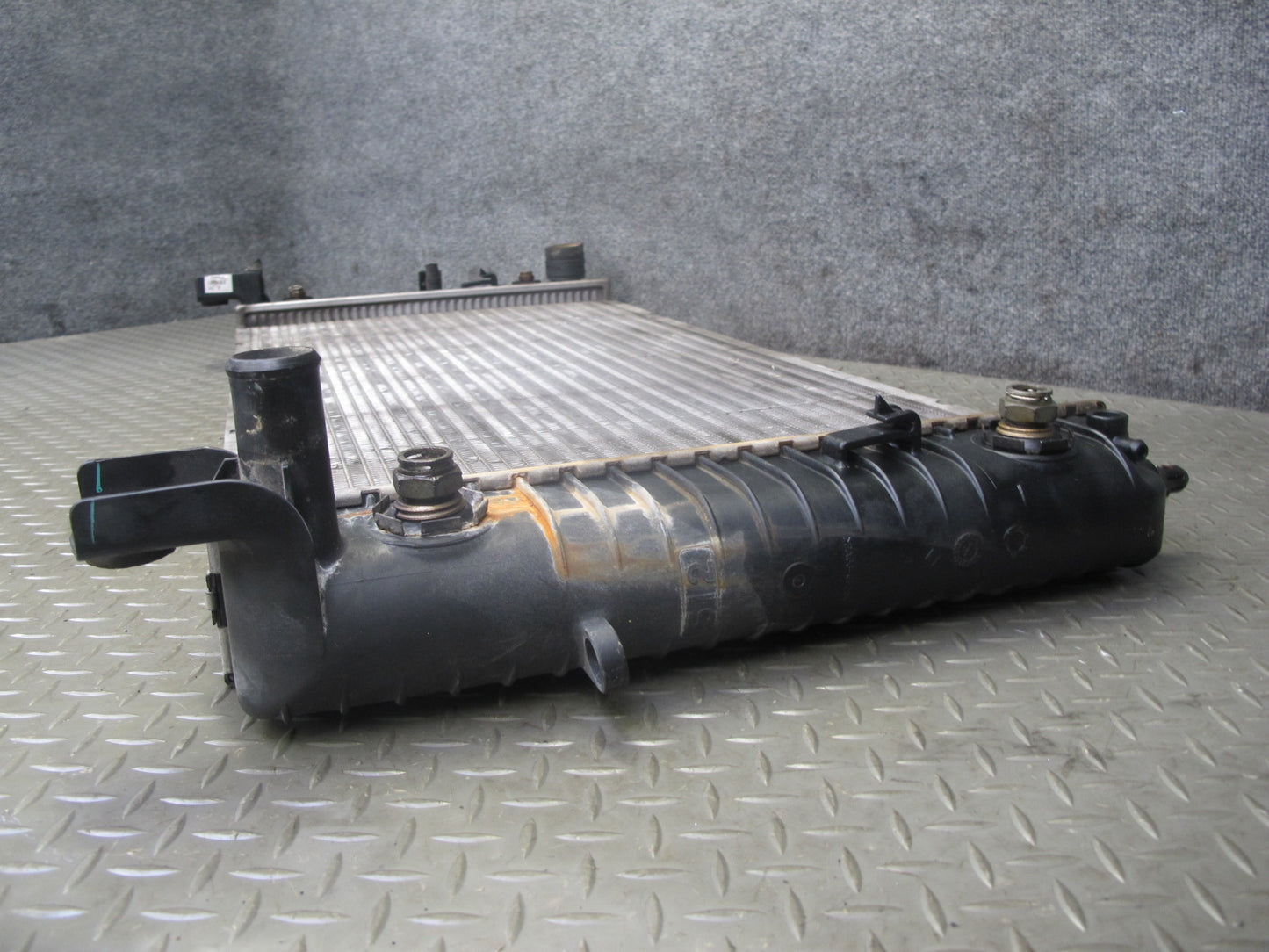 2003-2007 Hummer H2 6.0L Engine Motor Coolant Radiator