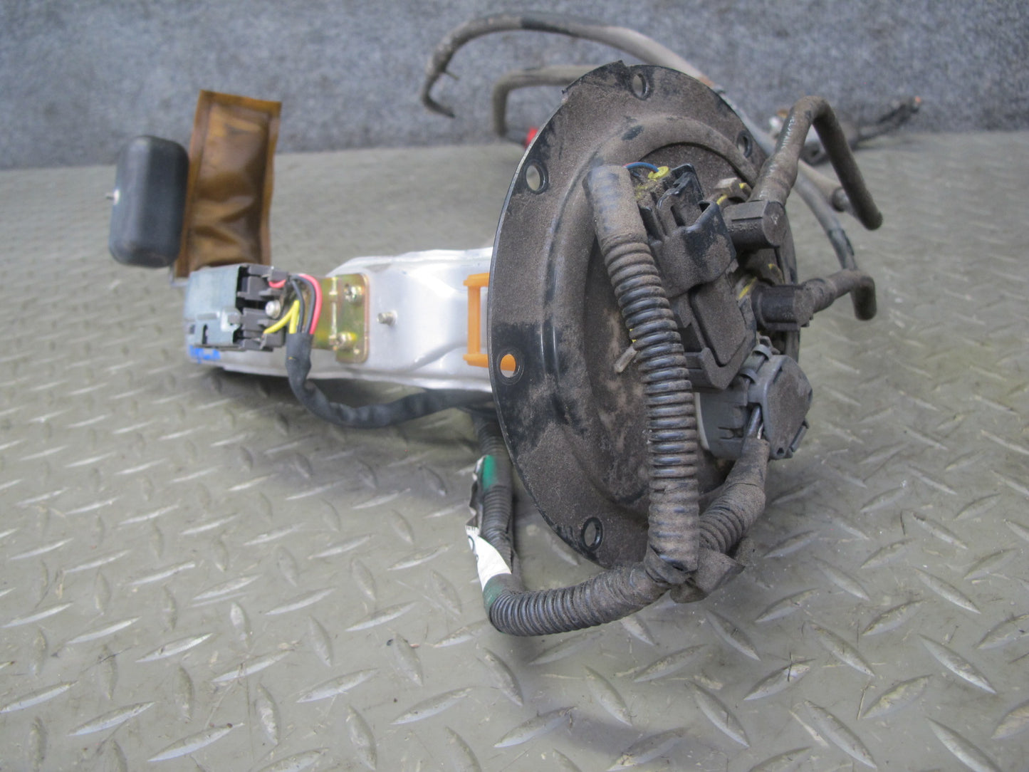2003-2005 Lexus UZJ100L LX470 Gas Fuel Pump Sending Unit Assembly